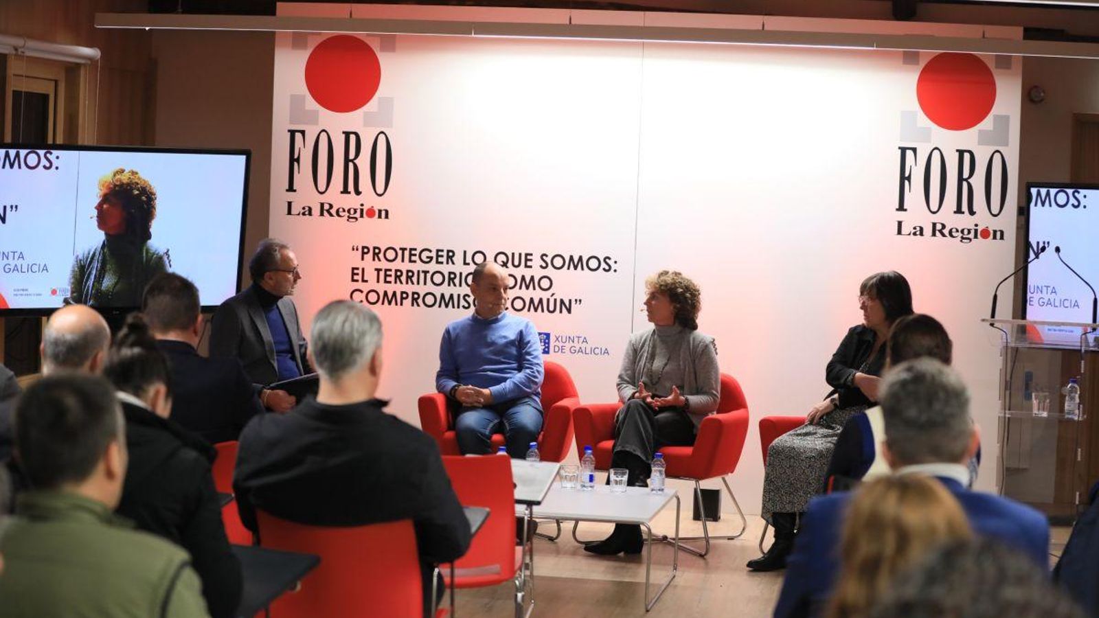 David Prieto, subdirector de prevención de incendios forestales; Luisa Piñeiro, directora-gerente de Seaga, y Cristina Fernández Filgueira, del CSIC, ponentes de la segunda mesa redonda.