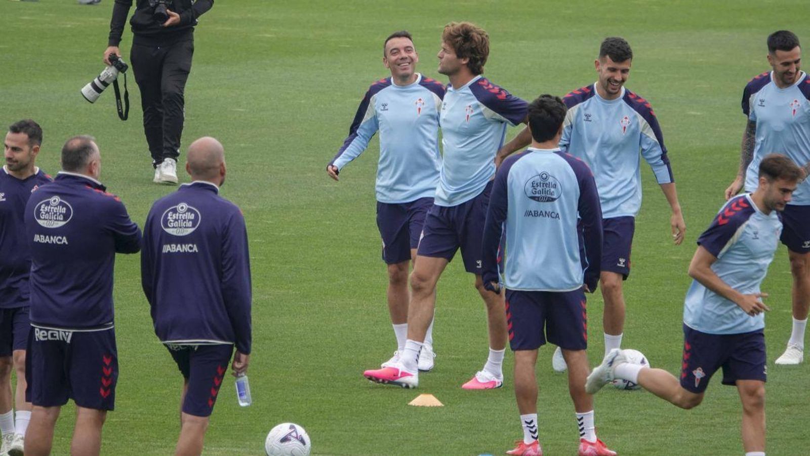 Aspas, Marcos Alonso y Carlos Domínguez bromean ante Giráldez.