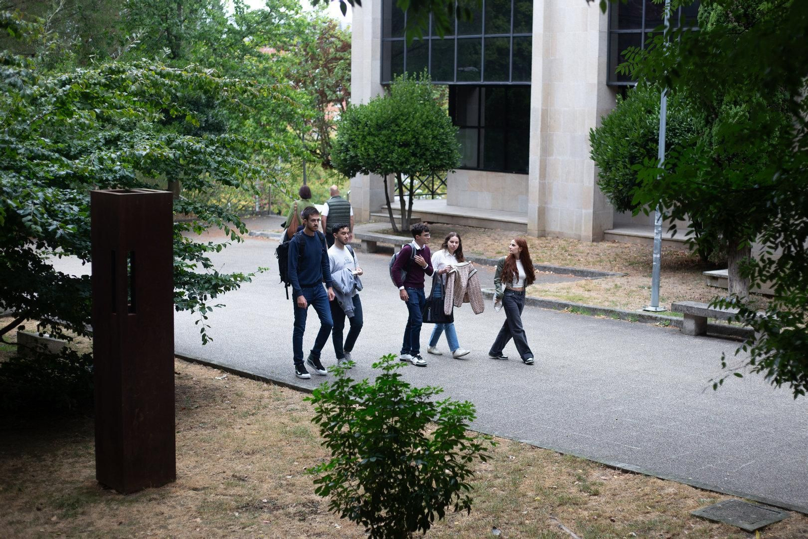 Compañeros paseando por el recinto universitario.