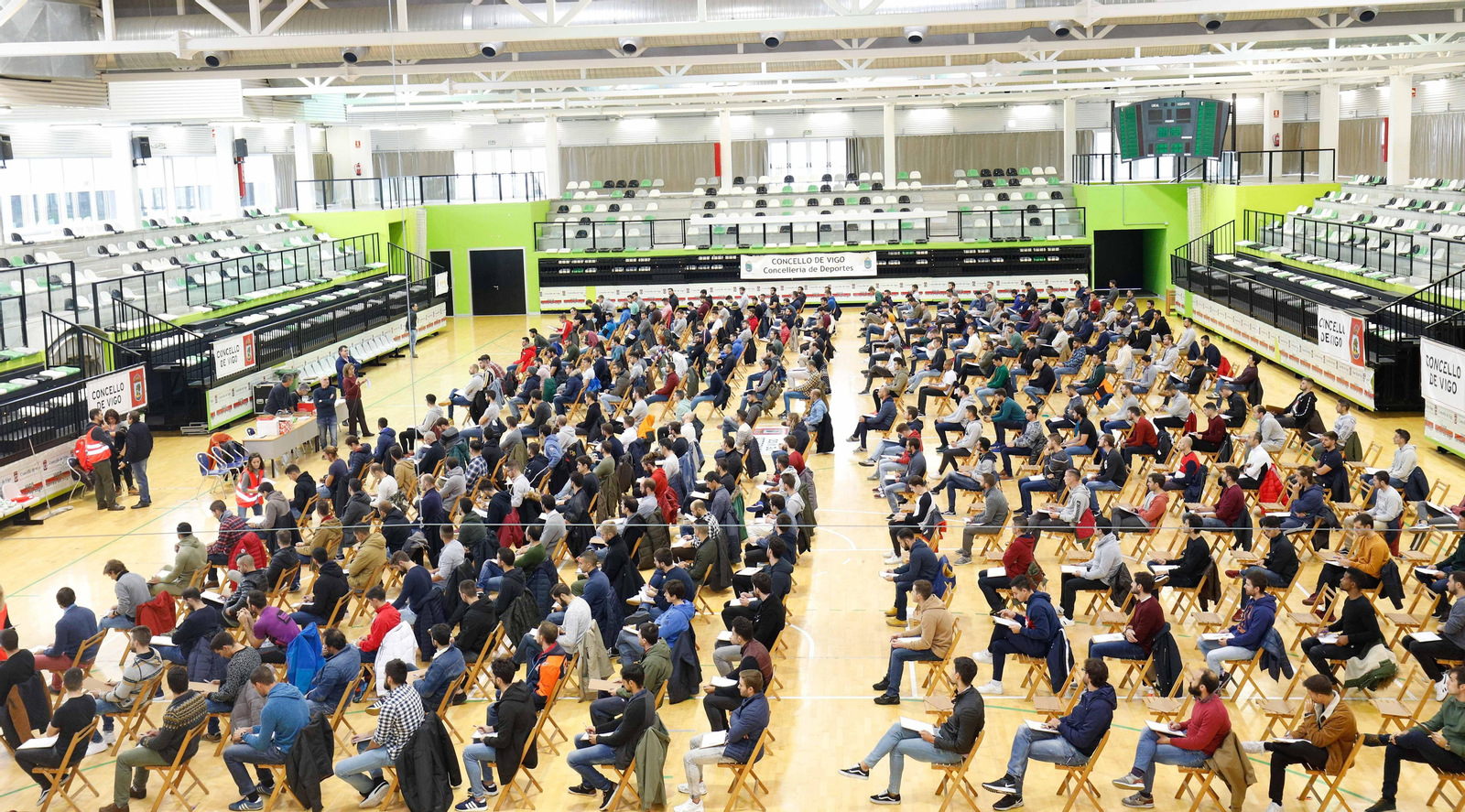 Los aspirantes a bombero, antes de iniciar el examen tipo test, que realizaron sentados en sillas sin ningún tipo de apoyo.