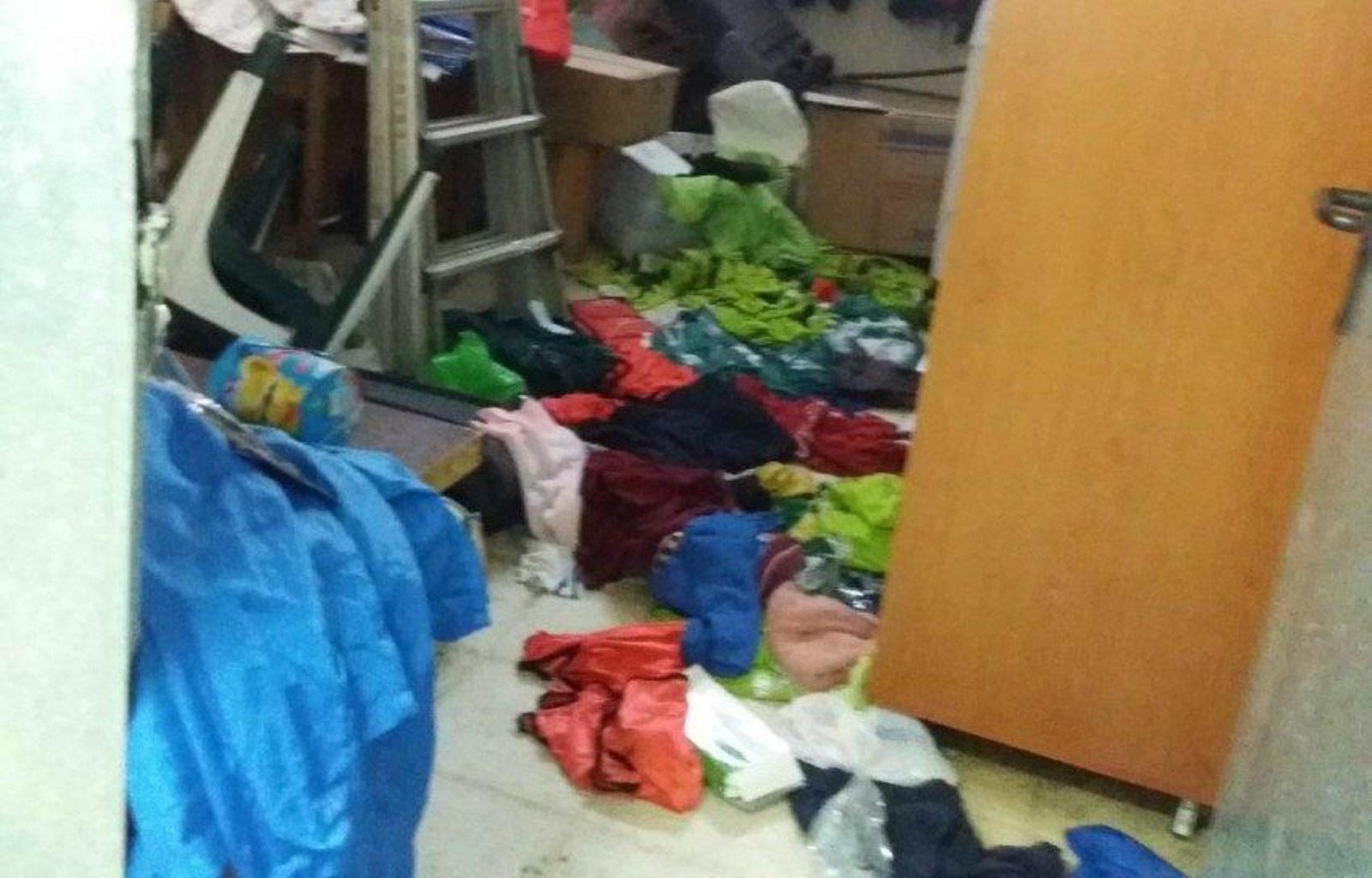 Imagen del vestuario totalmente destrozado.