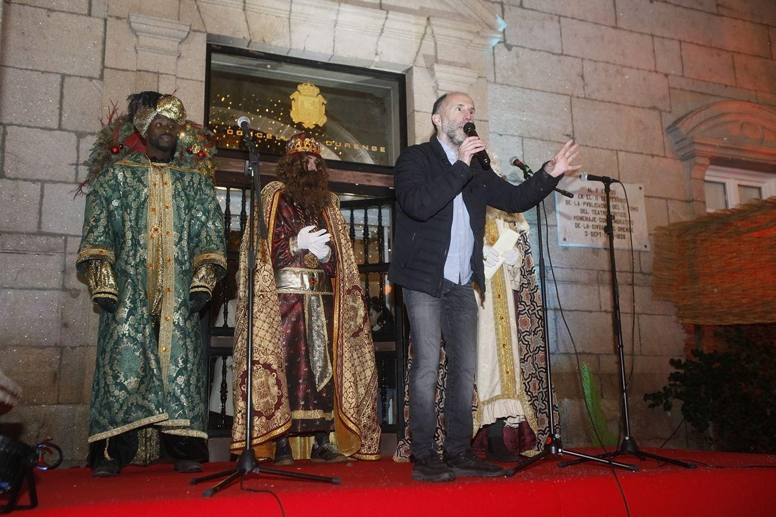 El polémico rey Baltasar, al final de la Cabalgata, junto a los otros dos reyes magos y el alcalde. MIGUEL ÁNGEL