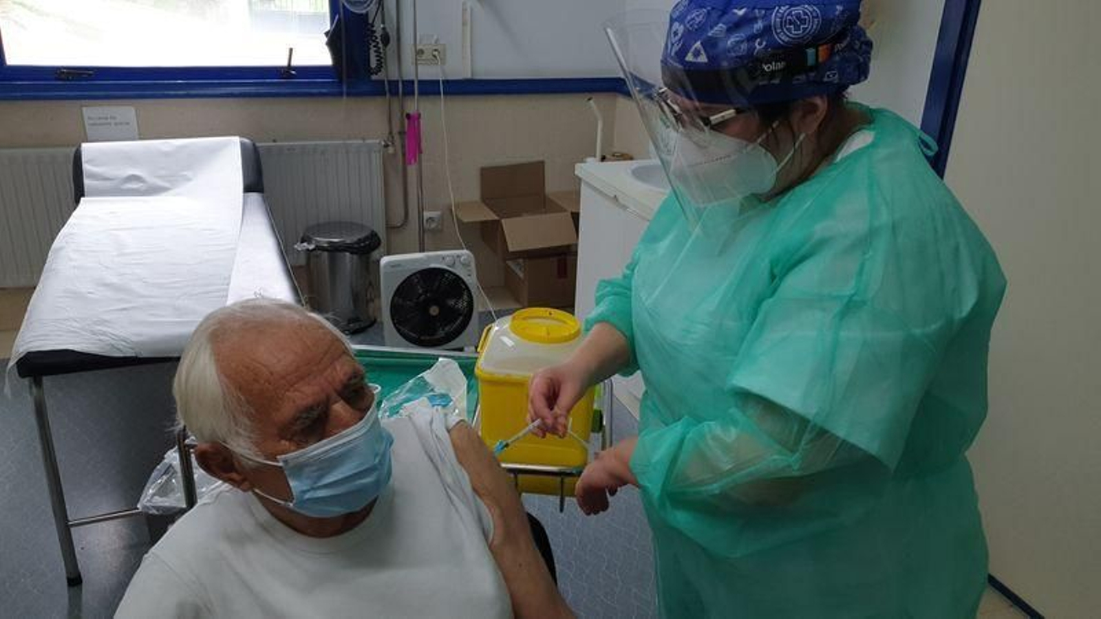 Empieza la vacunación a mayores de 80 en Trives (FOTO: R.M.).