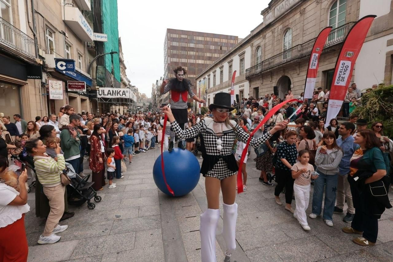 Galería | Acrobacias y humor para estrenar Vigocultura en Vigo