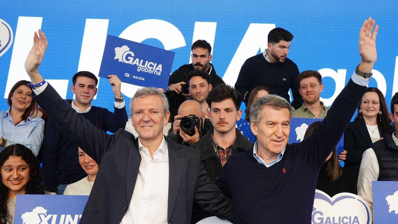 El presidente del PP de Galicia y presidente de la Xunta de Galicia, Alfonso Rueda (i), y el presidente del Partido Popular, Alberto Núñez Feijóo (d), durante un acto del PP de Galicia, en el Multiusos Fontes do Sar, a 15 de febrero de 2025.