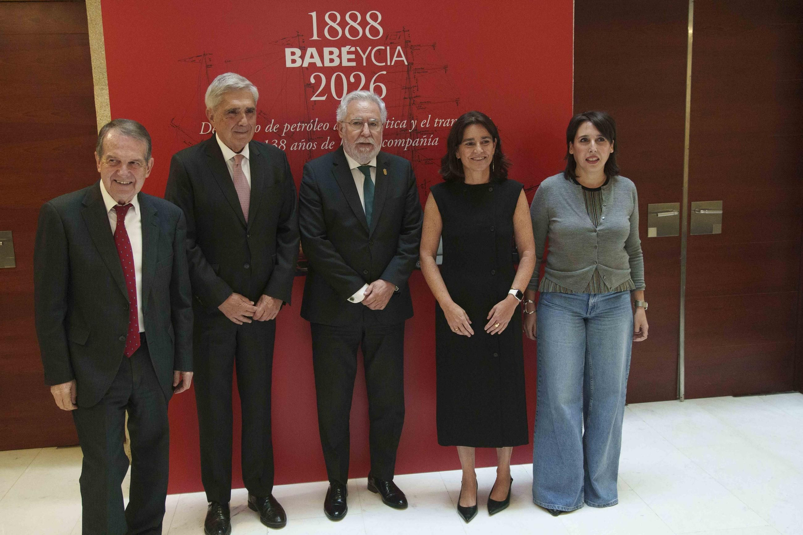 El catedrático de Historia y de Instituciones Económicas de la USC Xoán Carmona es el autor de la obra que repasa la evolución de la empresa como pionera del refino en la playa de Guixar. A la izquierda Javier y Cristina González-Babé con Carmona. A la derecha con Caballero, Santalices y Lorenzana.