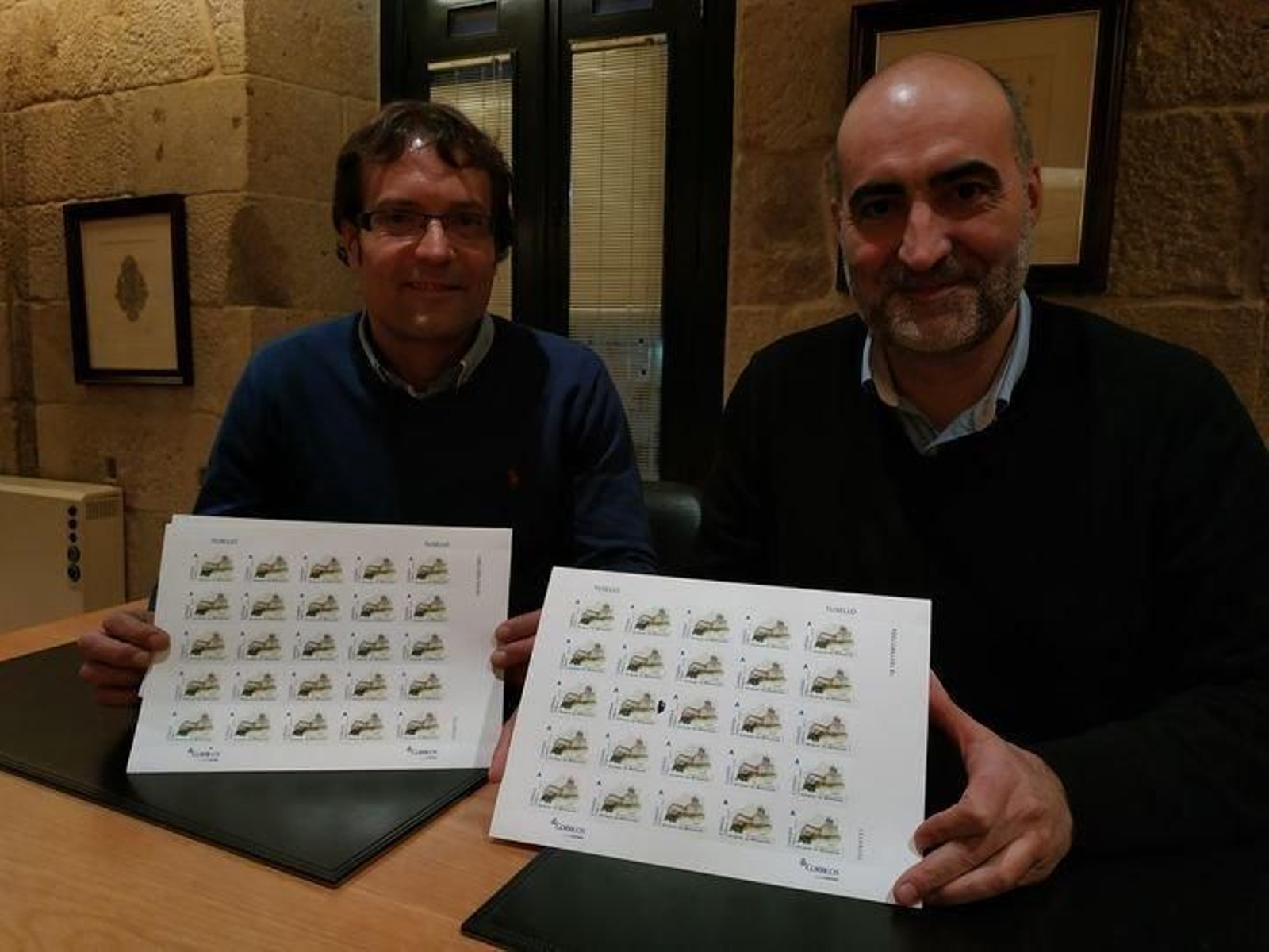 Manuel González Vergara y José Luis Ferro Iglesias, con los sellos.