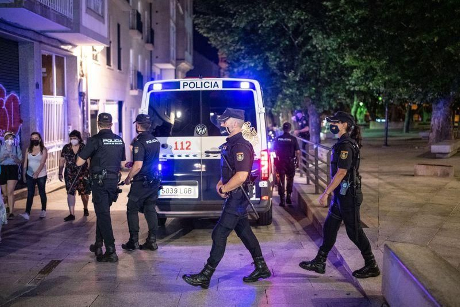 Despliegue policial para vigilar las zonas en las que se hace botellón // FOTO: ÓSCAR PINAL
