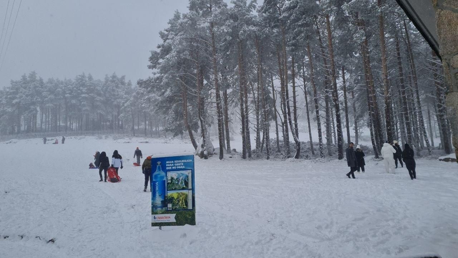 La Estación de Manzaneda, cubierta de nieve.