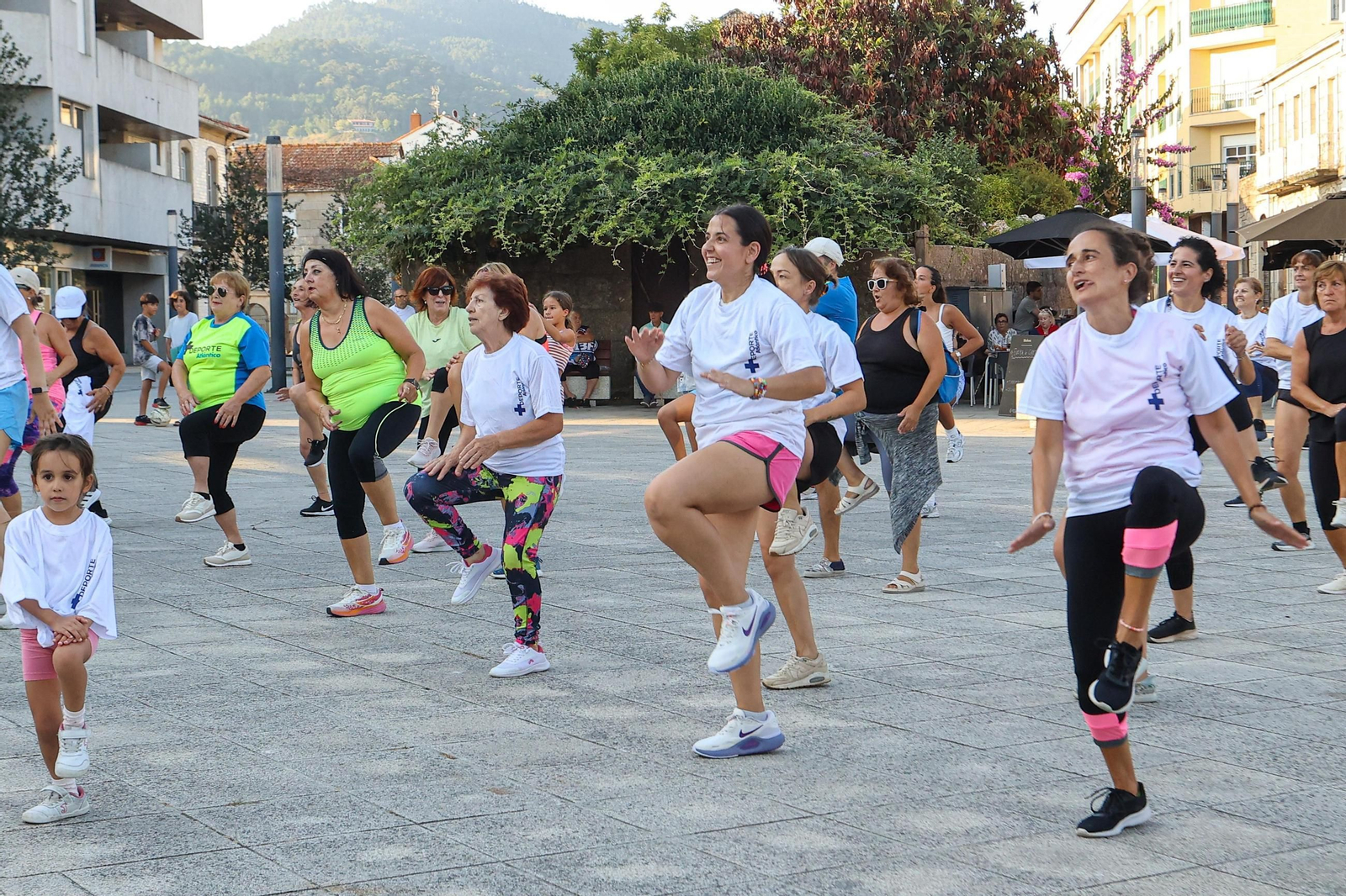 Galería | Un centenar de personas se activan con la sesión de zumba de +Deporte Atlántico
