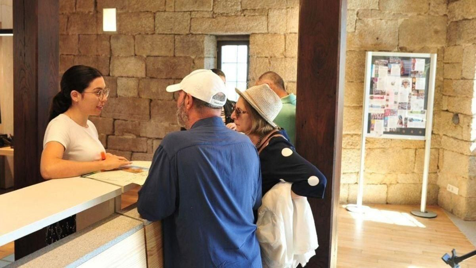 Visitantes en la oficina de turismo.