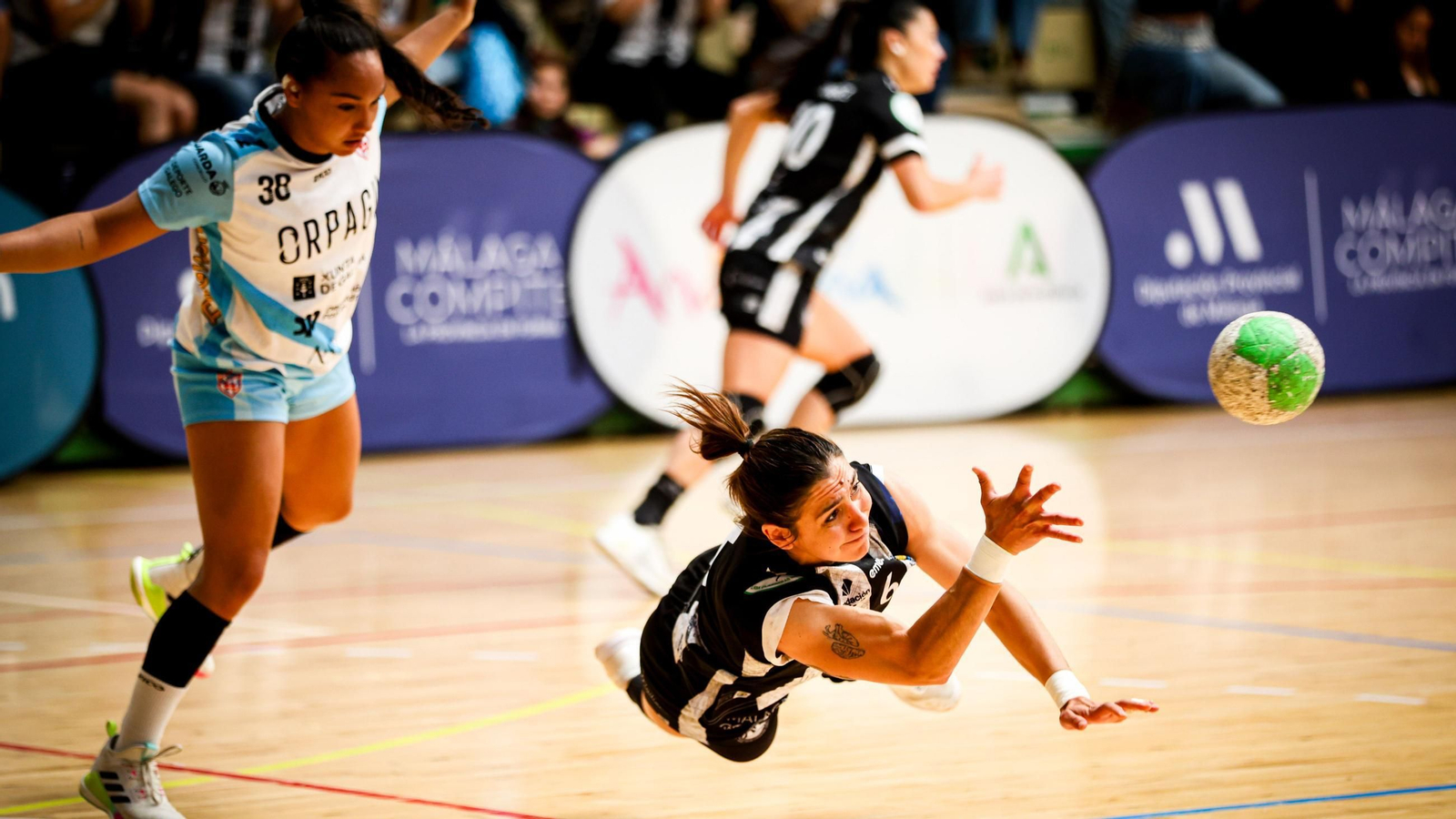 Estela Doiro, guardesa del Málaga, se lanza a por el balón ante la mirada de Ania Ramos.