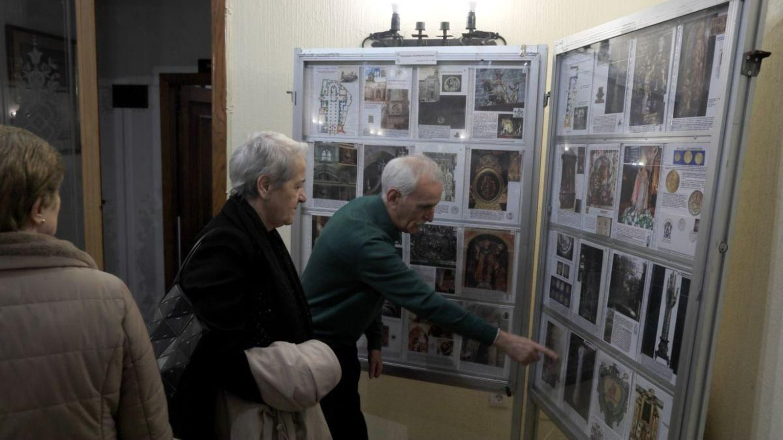 Visitantes en la exposición filatélica.