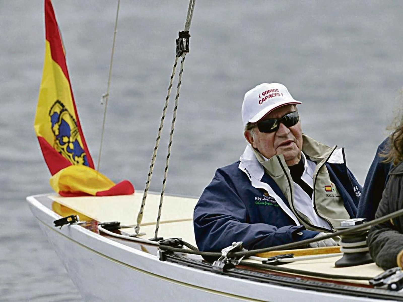 Juan Carlos I, en la popa de una embarcación a vela
