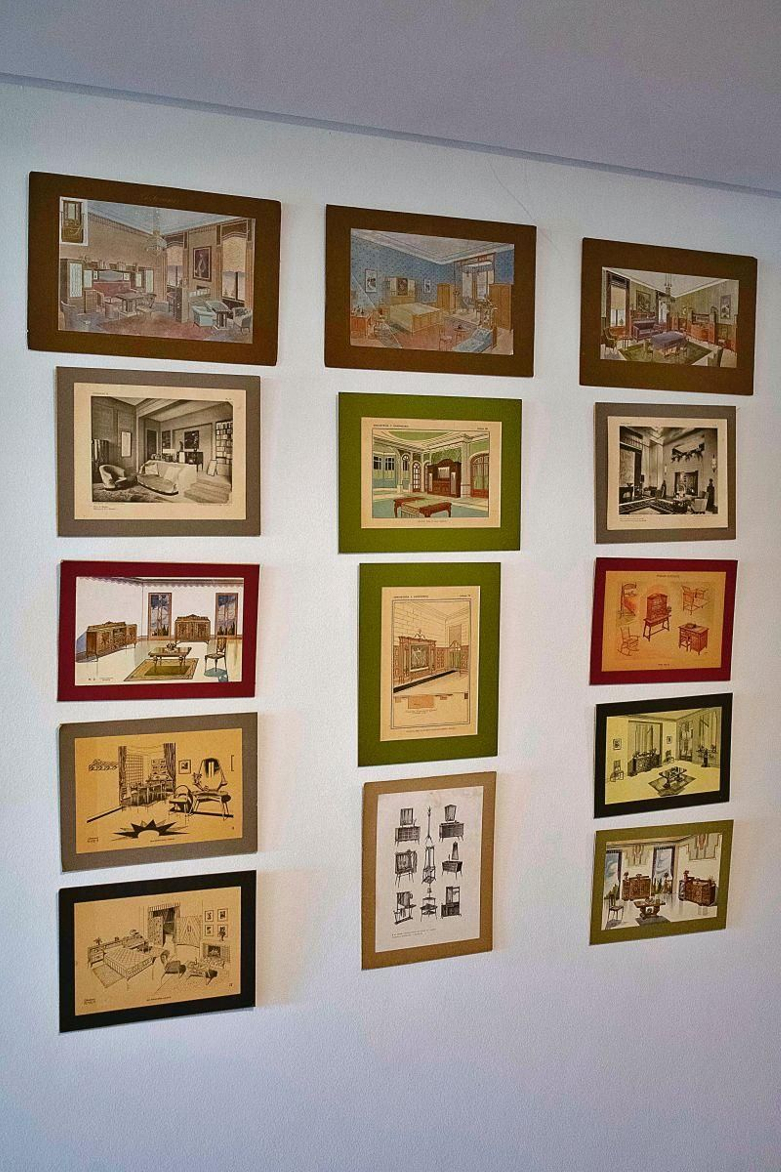 Láminas colgadas en una pared del pasillo del domicilio de la coleccionista.