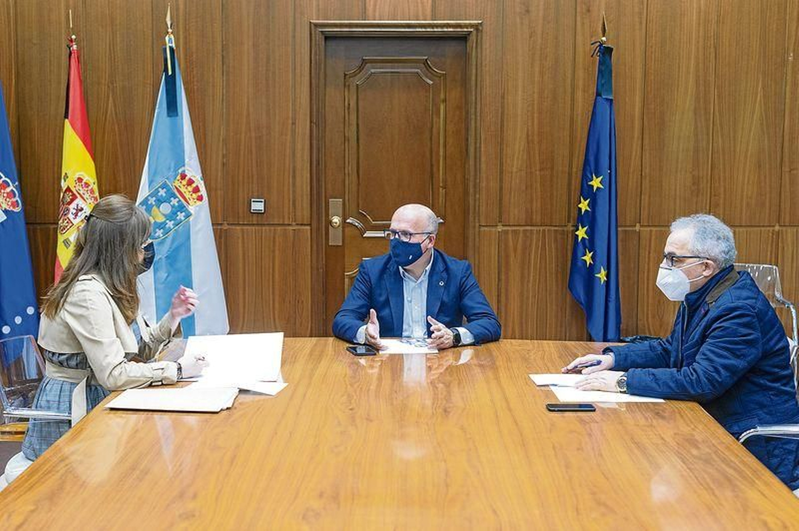Montserrat Lama, Manuel Baltar y Plácido Álvarez, ayer en una reunión de trabajo.