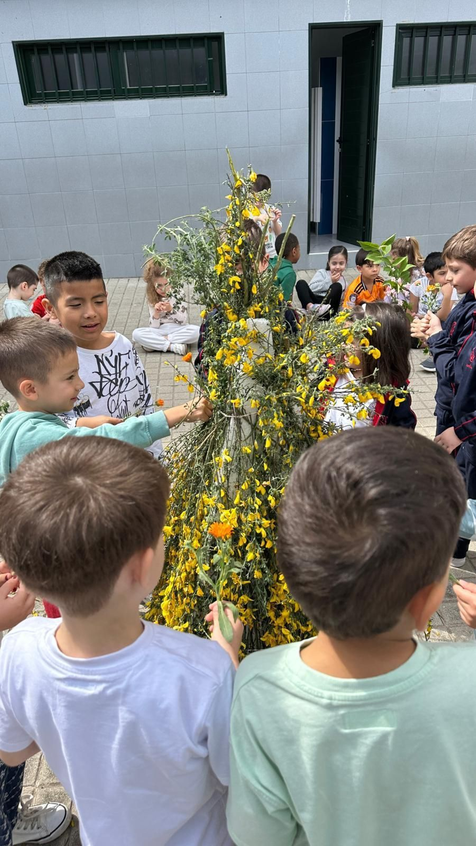 Os Maios no colexio Josefinas de Ourense