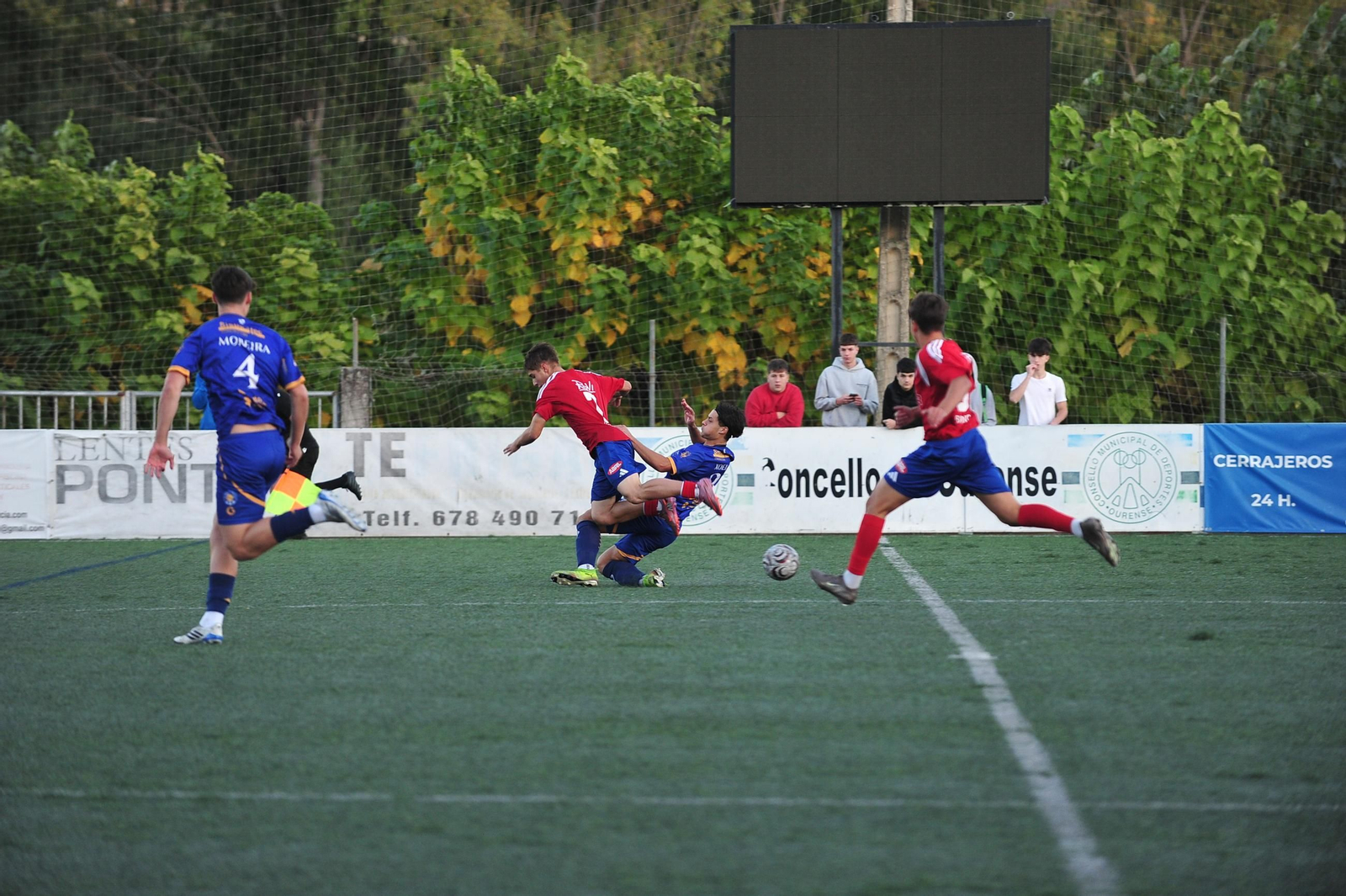 El Auriense sigue en racha y se lleva el derbi de Liga Juvenil ante la UD Ourense (2-1)