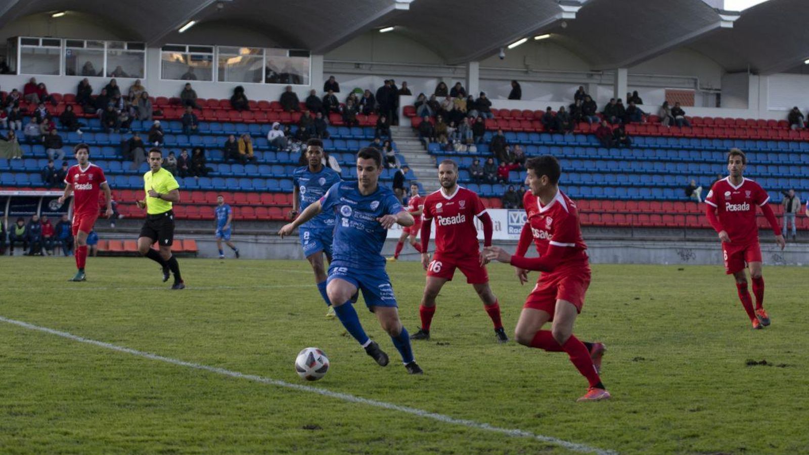 Gabri Palmás conduce el balón en O Couto ante el Marino.