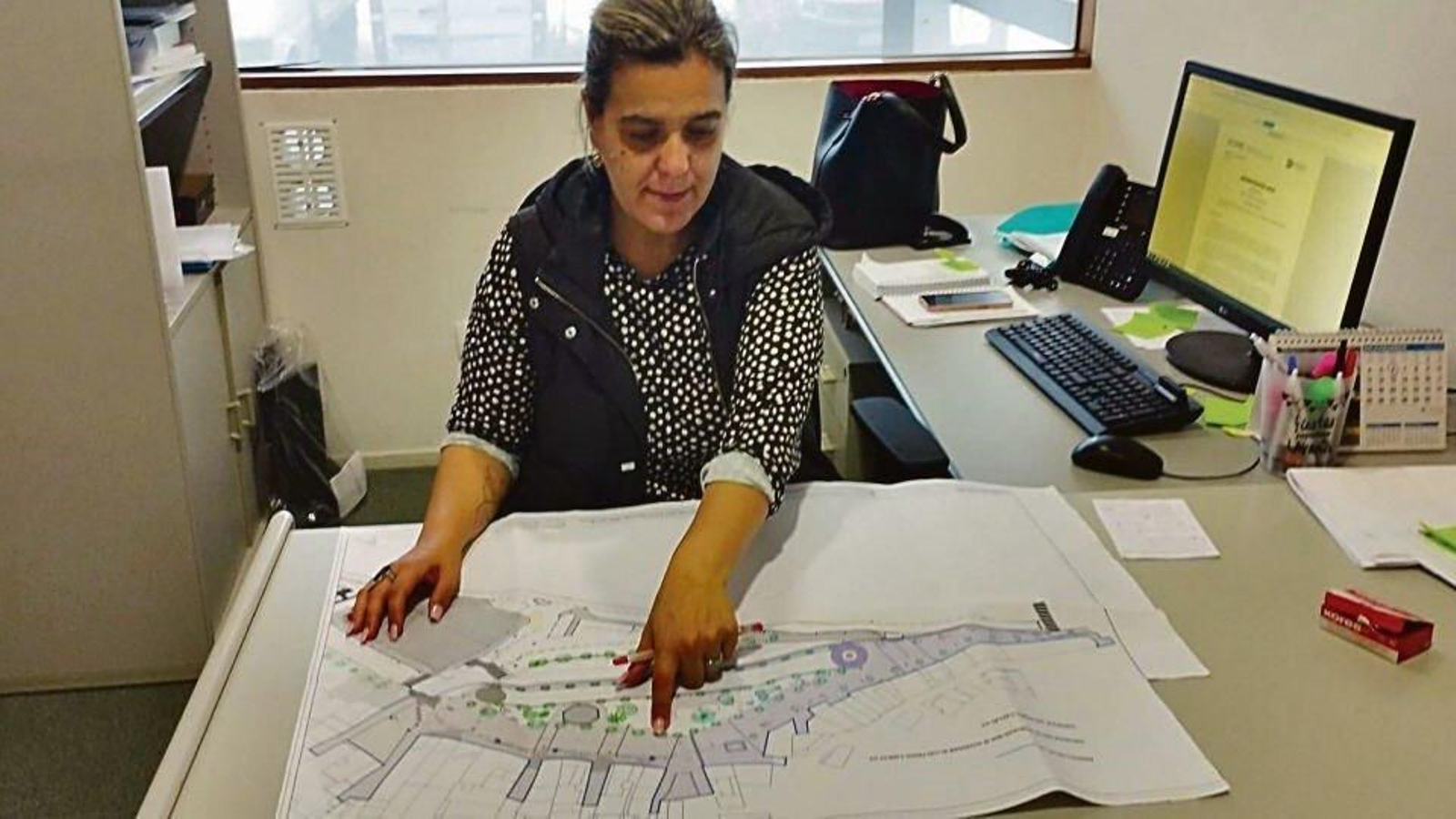 La concelleira de Obras y Servicios de Cangas, Sagrario Martínez, en su despacho.