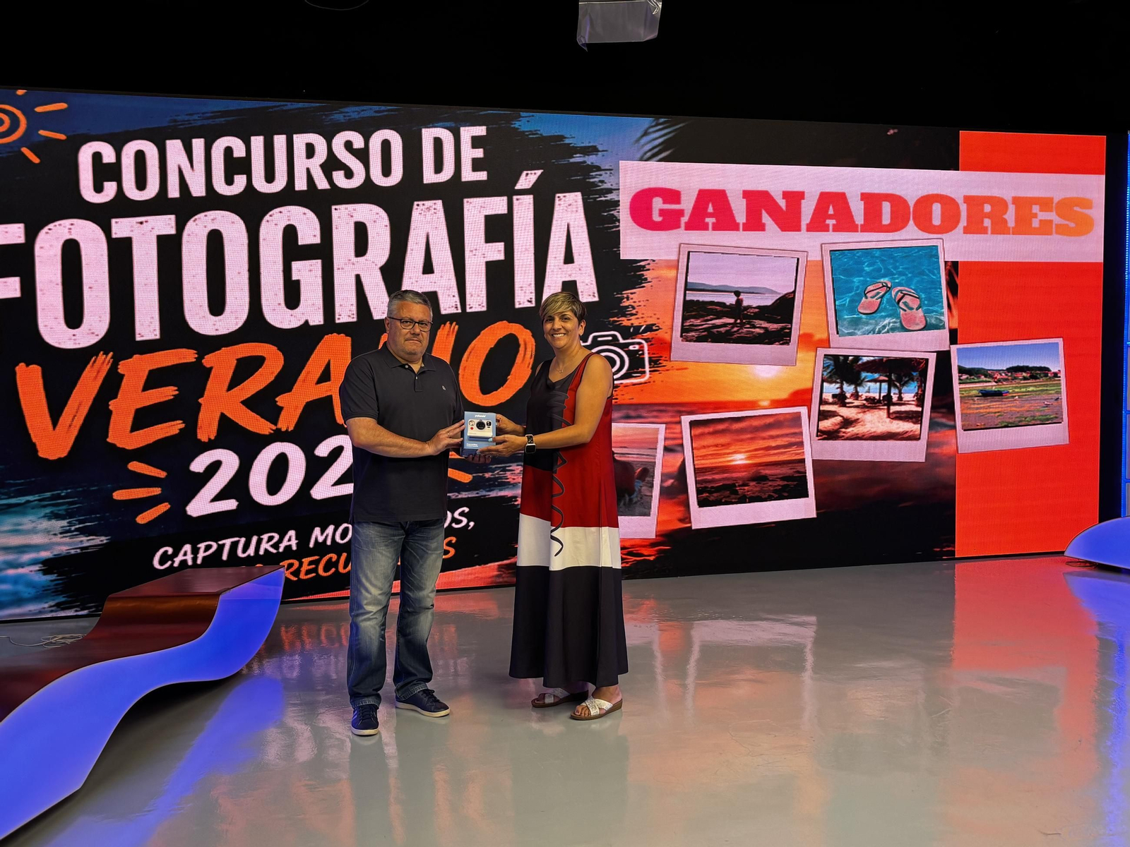 Los ganadores reciben el premio: una cámara de fotos Polaroid