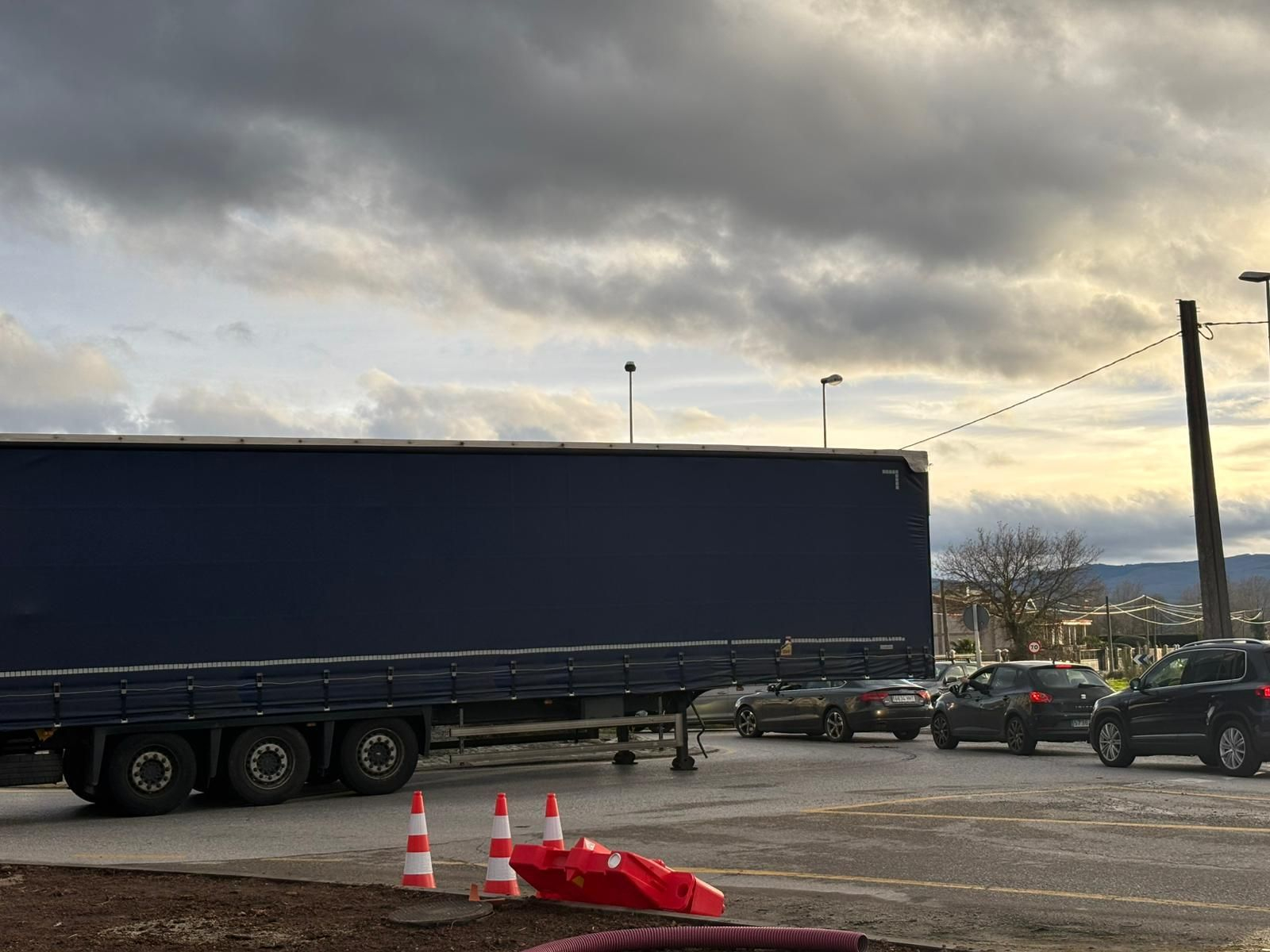Las retenciones provocadas por el atasco de un camión en la rotonda