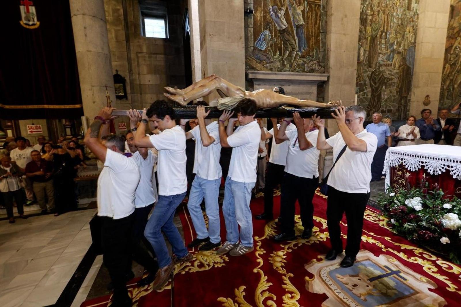 Galería | Vigo vive el pregón y el descendimiento del Cristo da Victoria