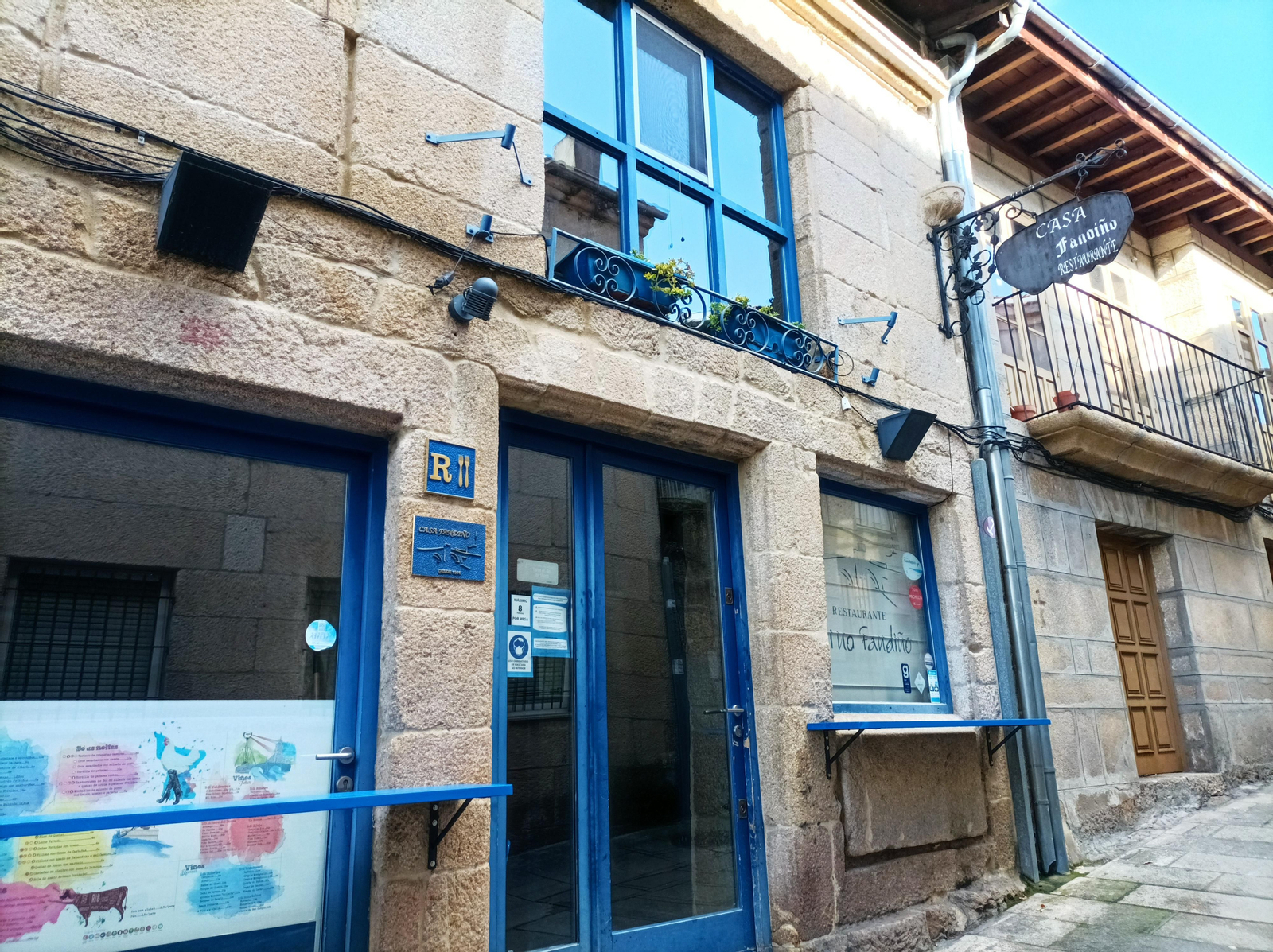 Fachada del local cerrado, este viernes en la rúa do Cárcere de Allariz. (P.P.)