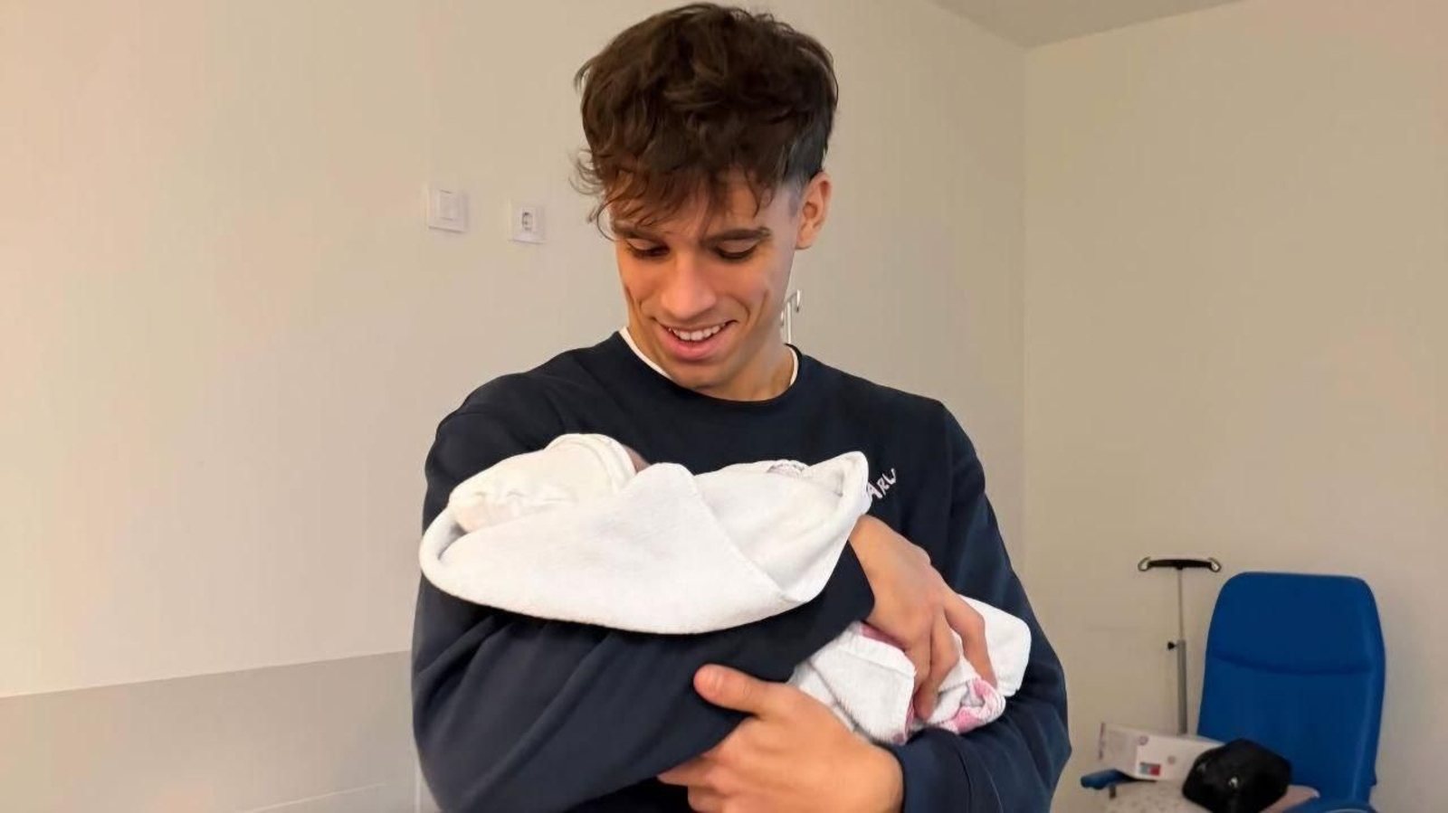 Gabri Veiga con su hija Alana en brazos.