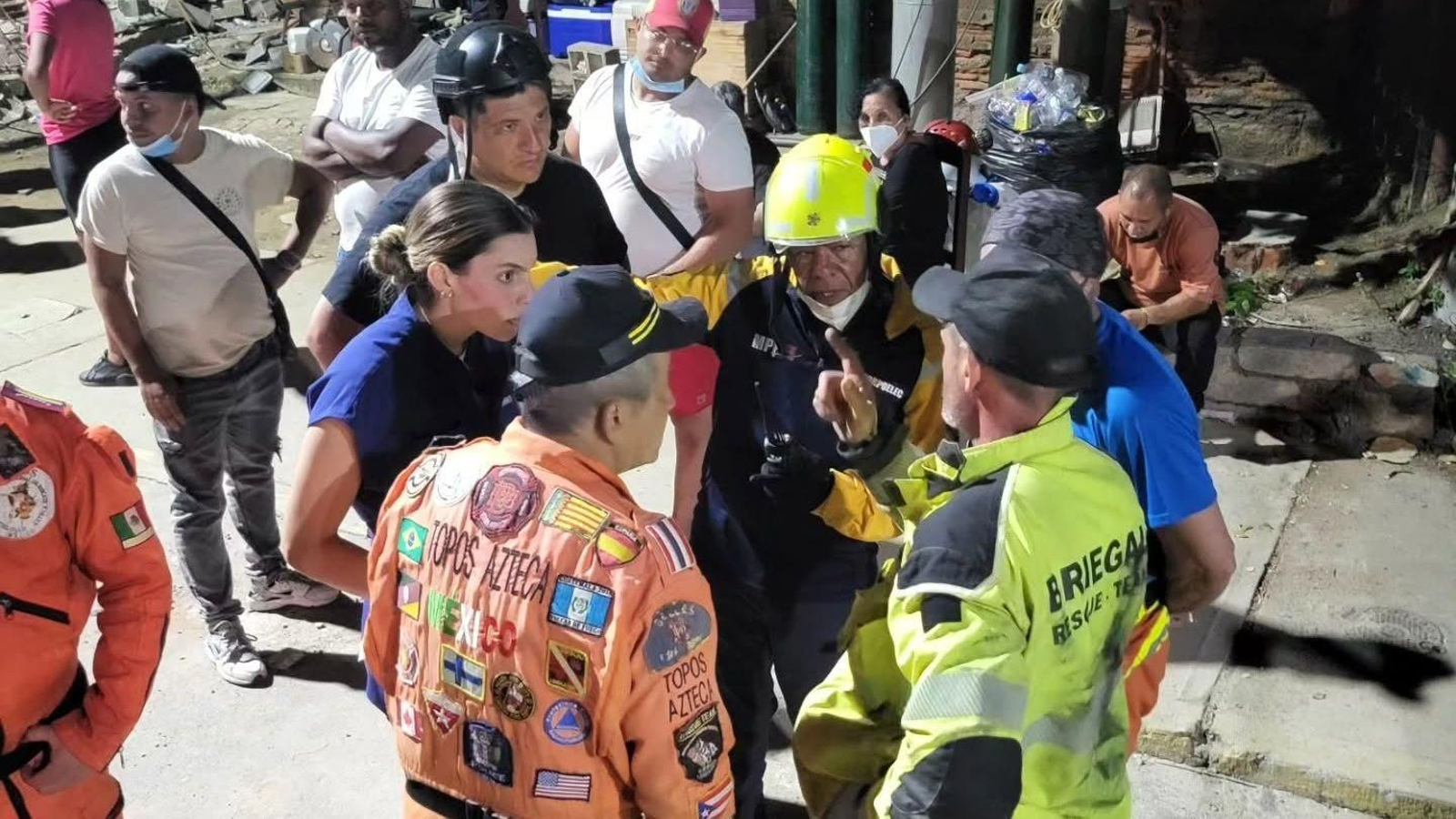 Uno de los integrantes de Briegal durante las labores de rescate con grupos internacionales en La Guaira.