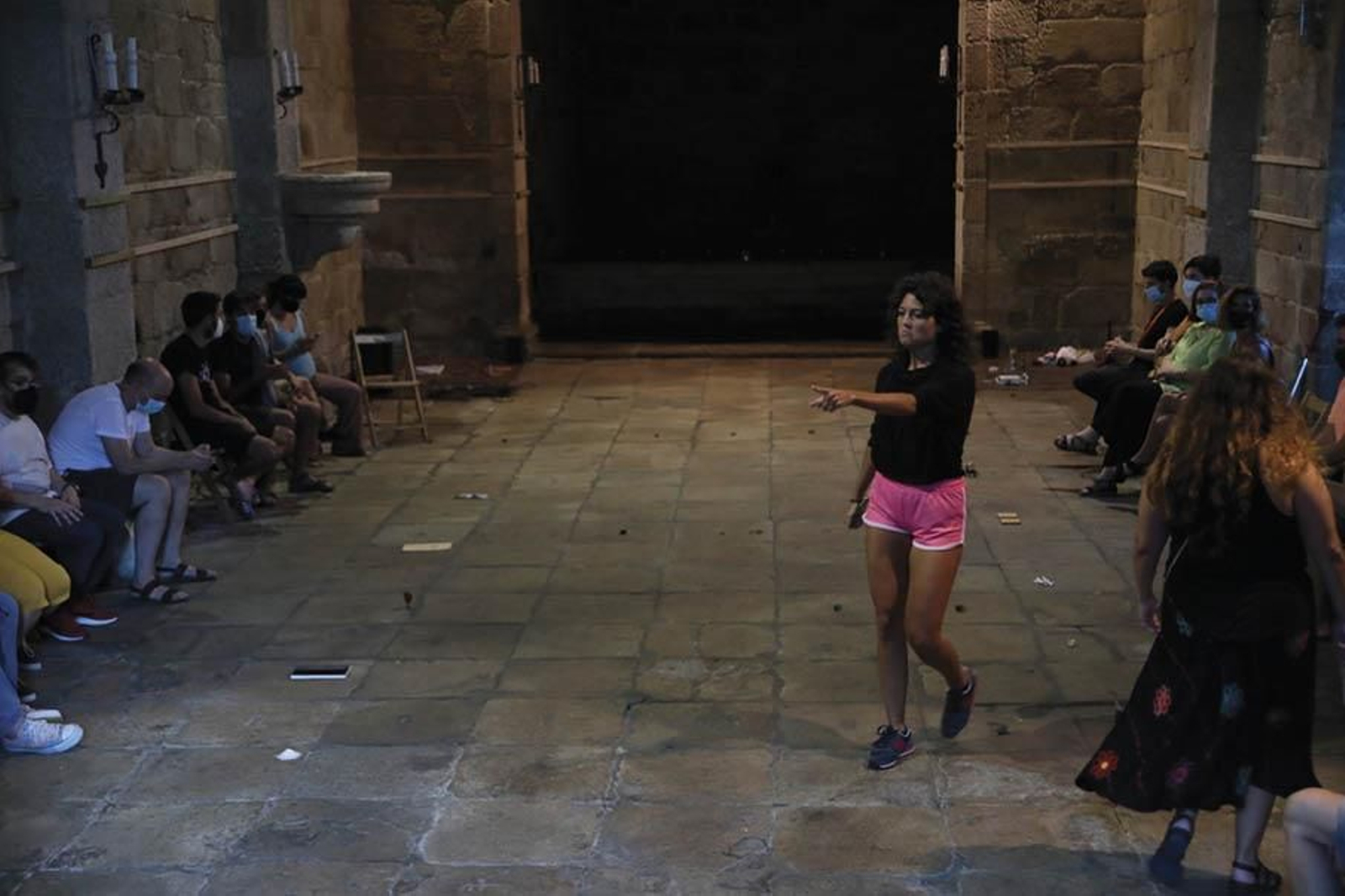 Adriana Reyes, a punto de iniciar sus “Coreografías selváticas” en la Igrexa da Madalena. (FOTO: MARTIÑO PINAL)