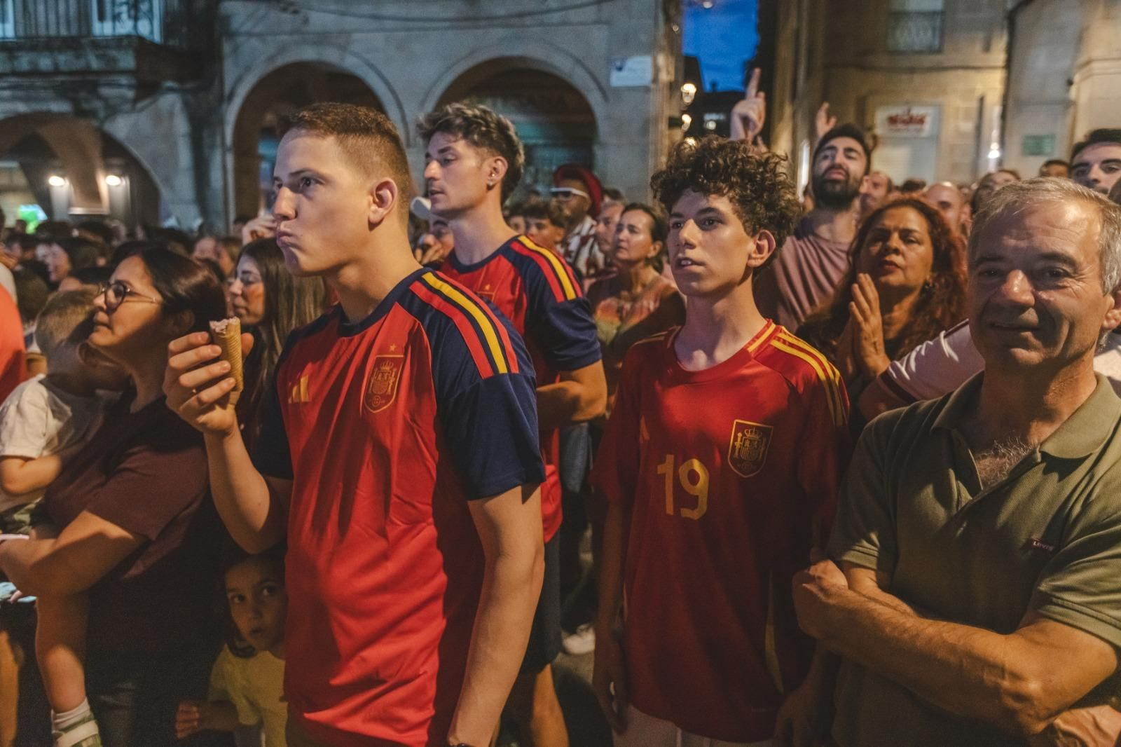 Galería | La ilusión por España en la semifinal tiñe de rojo la provincia de Ourense, en fotos