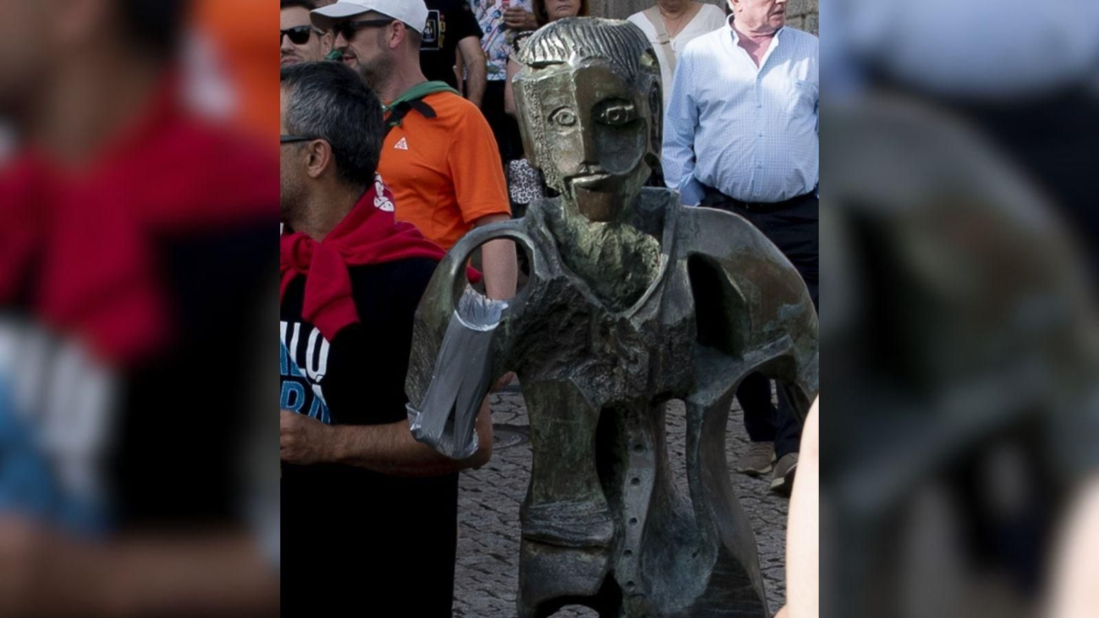El estado de la estatua tras la Festa do Boi de Allariz.