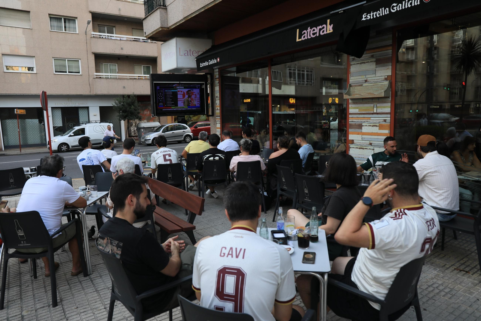 Galería | Ambiente y expectación en las terrazas de Ourense para disfrutar del partido de la selección española ante Portugal , en fotos