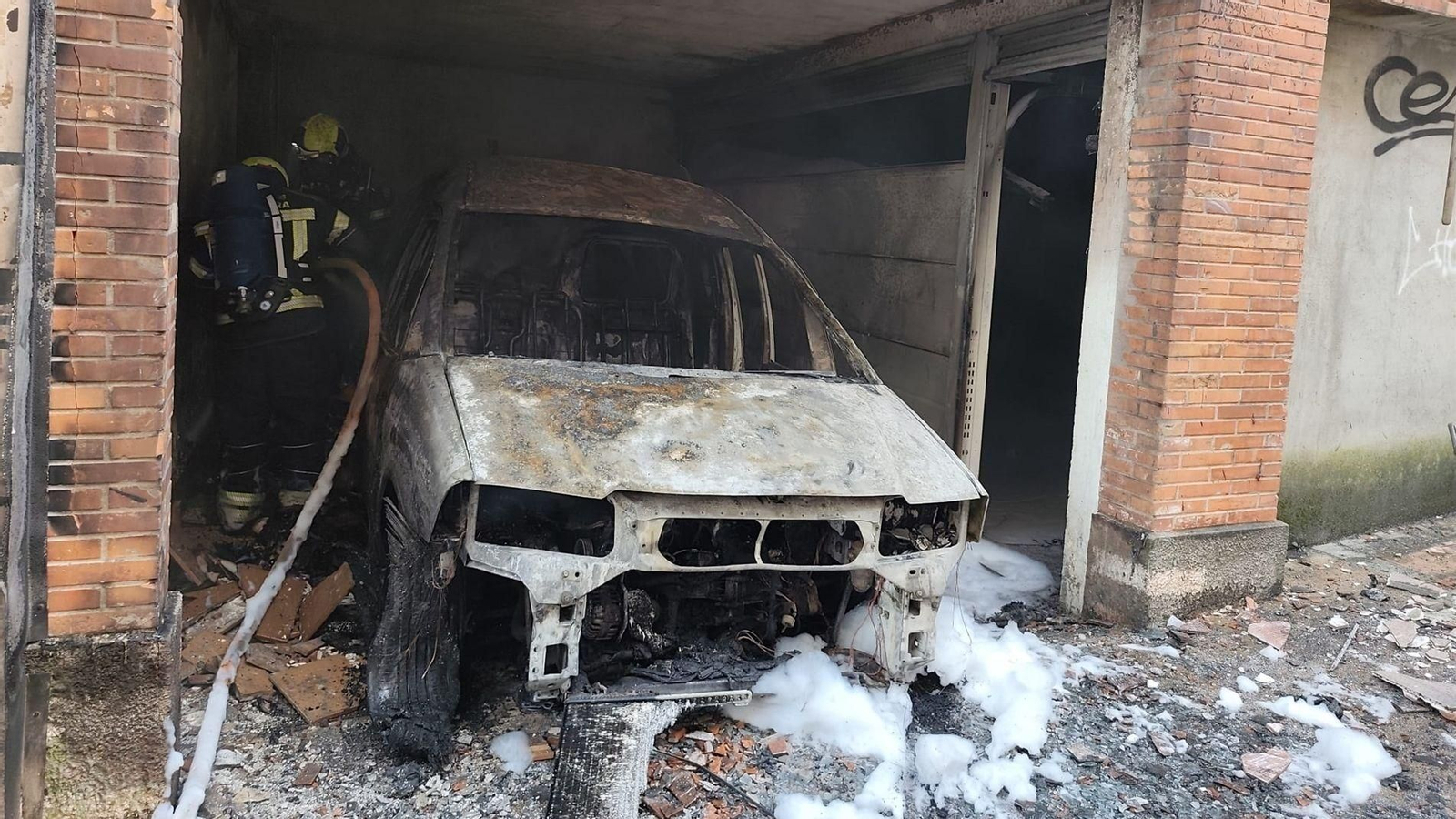 Arde una furgoneta en un garaje y obliga a evacuar un edificio en Pontevedra.