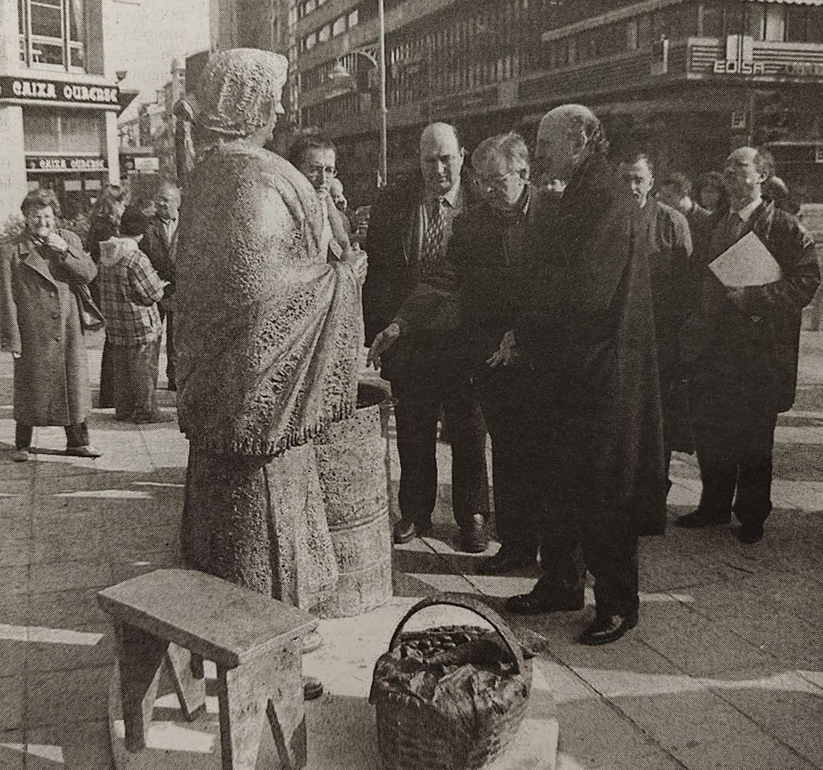 Xosé Cid y Manuel Cabezas ante la “Castañeira” instalada en Curros Enríquez.