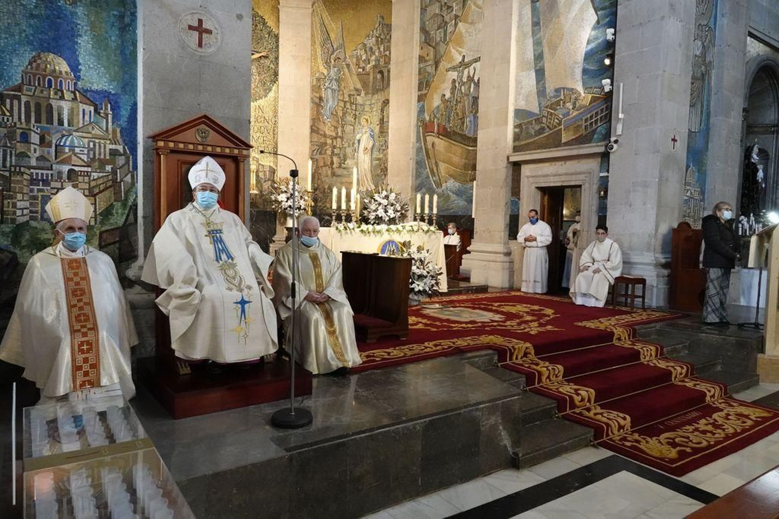 El nuncio del Papa en España sentado en la cátedra, acompañado por el obispo Luis Quinteiro y el párroco de la Colegiata, Moisés Alonso.