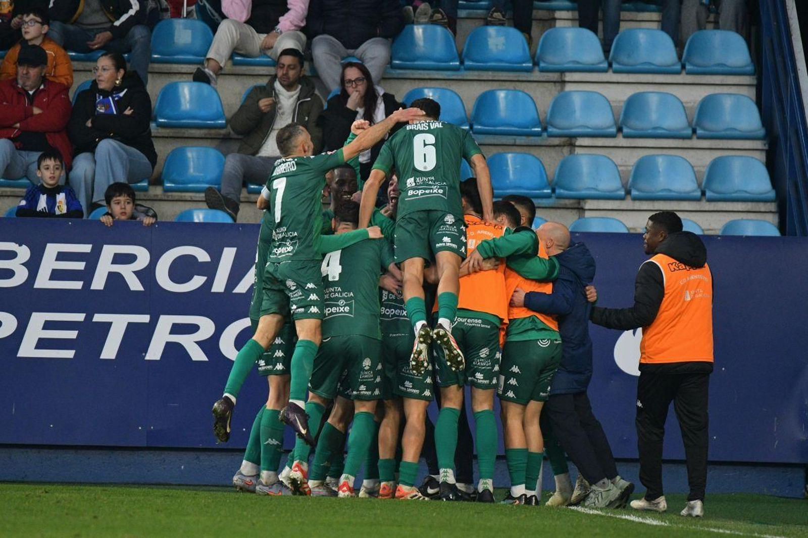 Los jugadores del Arenteiro celebran uno de los goles marcados a la Ponferradina en el campo de El Toralín.