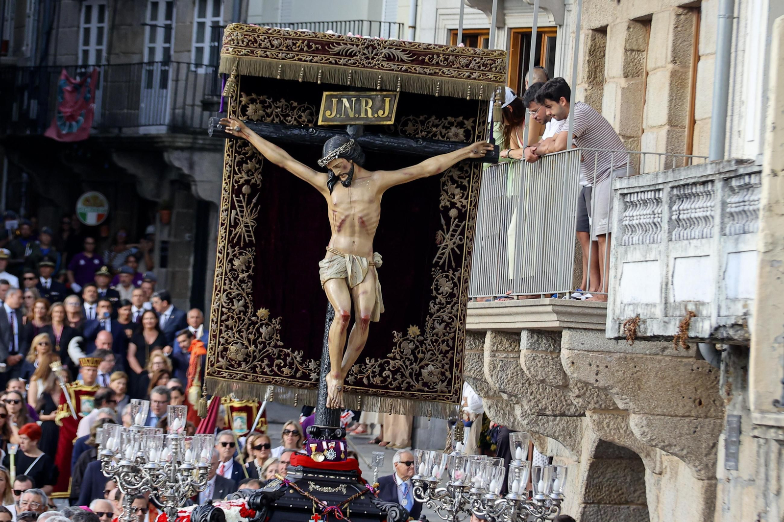 Galería | Misa por el Cristo da Victoria en Vigo y la concurrida procesión
