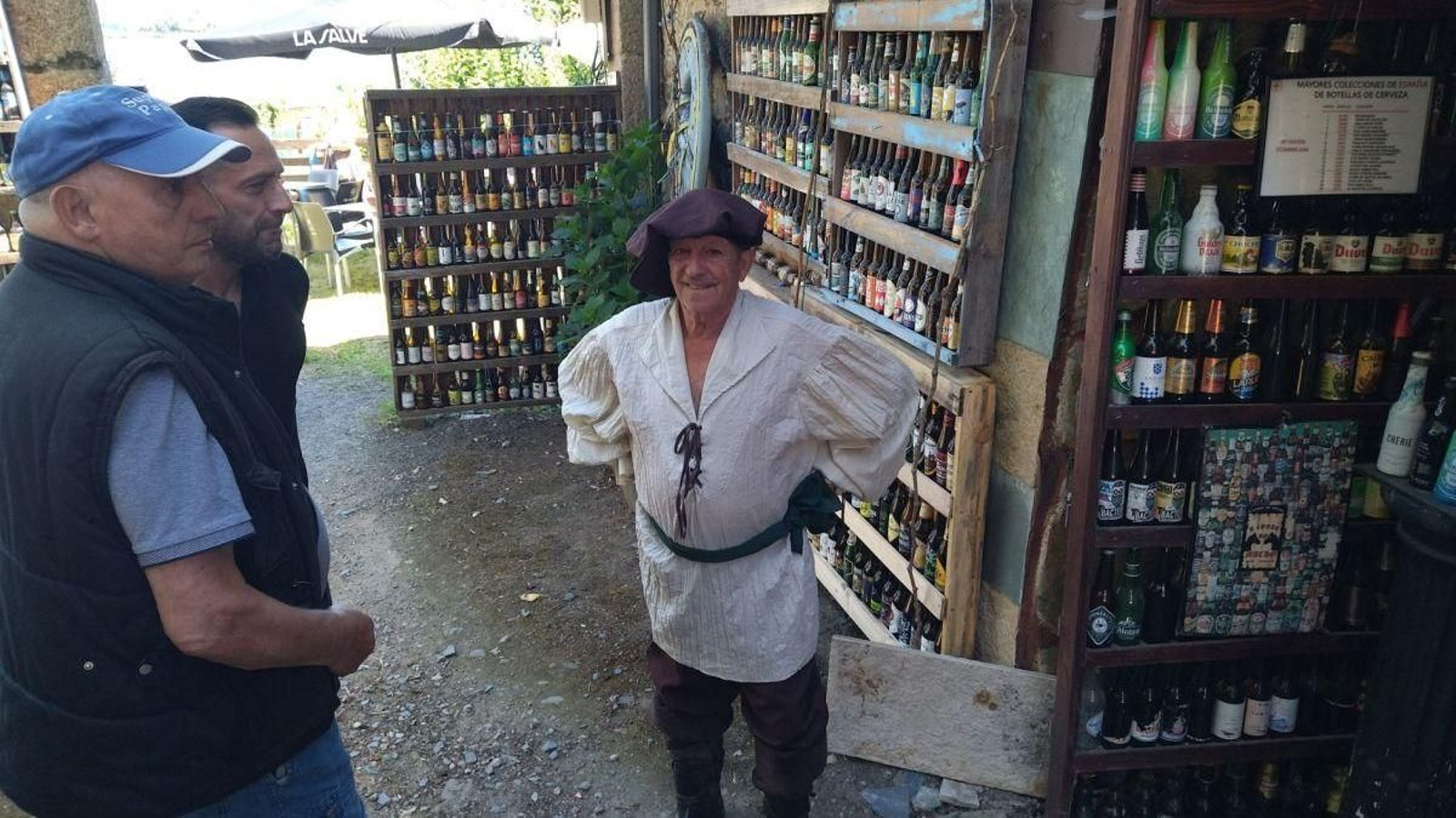 Javier López “Parra” muestra sus botellines de cerveza.