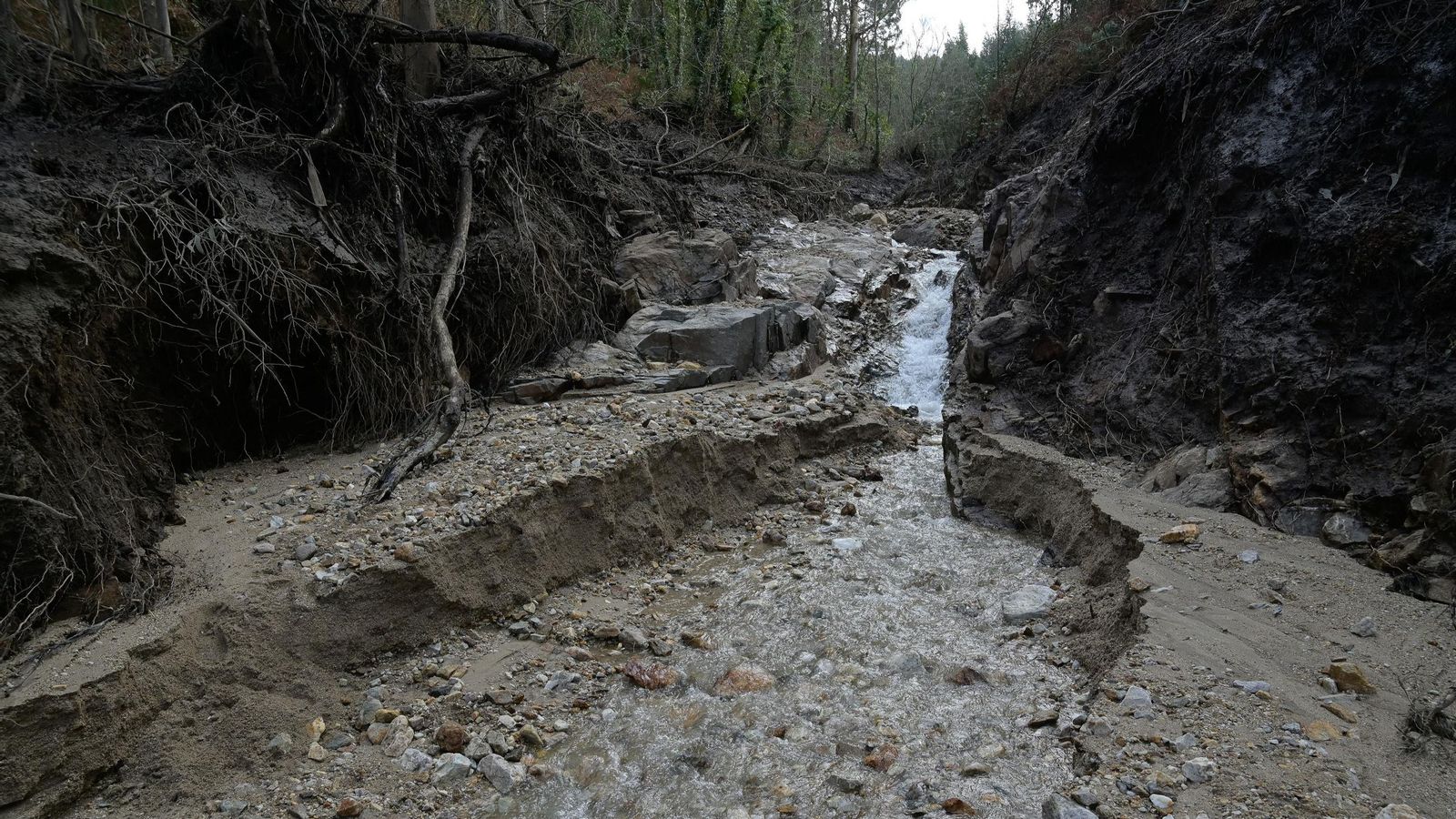 Aunque no se registraron víctimas ni viviendas afectadas por el desprendimiento, los restos del vertido llegaron al mar por la zona de las playas de la ría de Malpica.