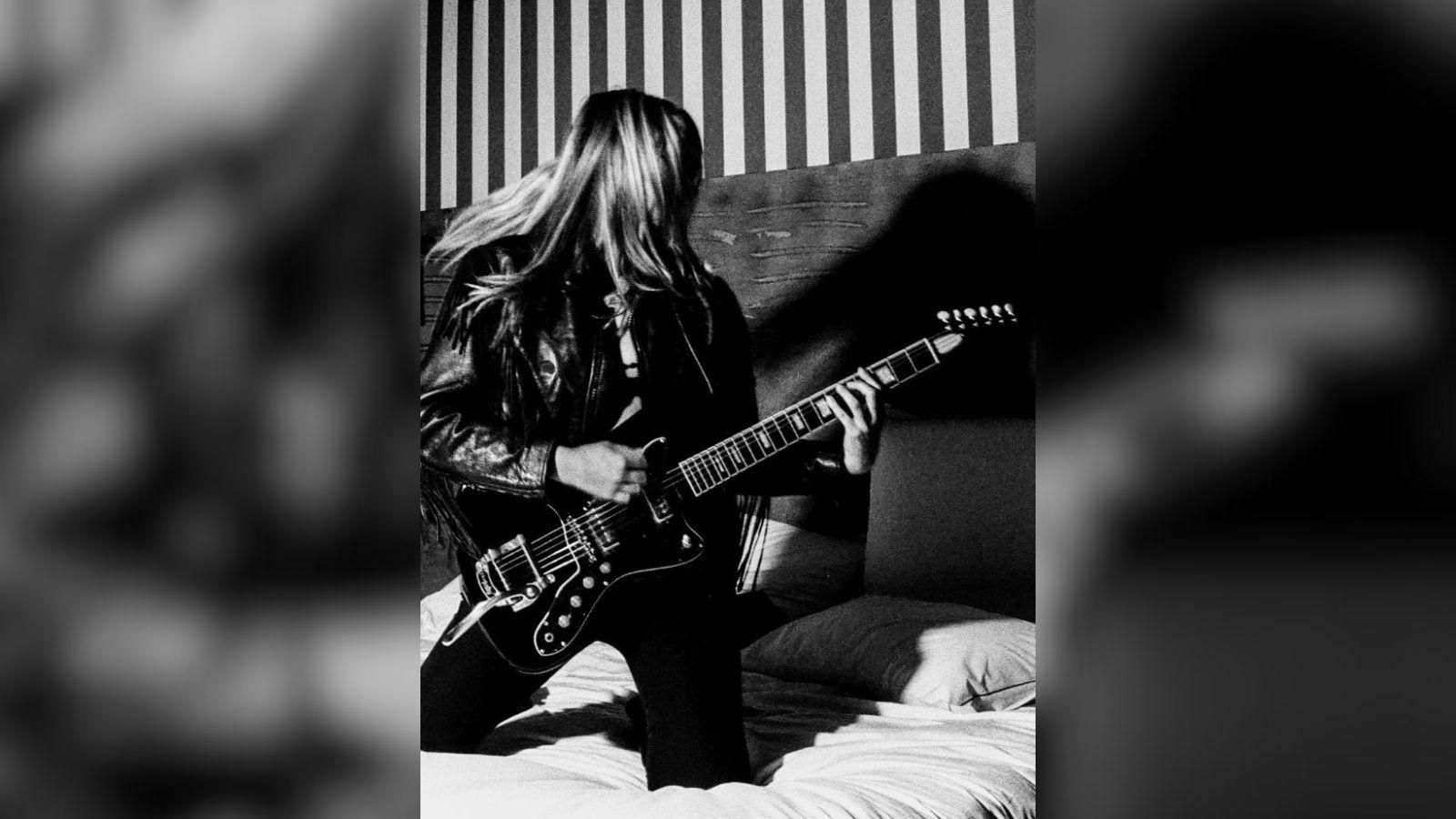 Vocalista, bajista, compositora y líder de Pythies