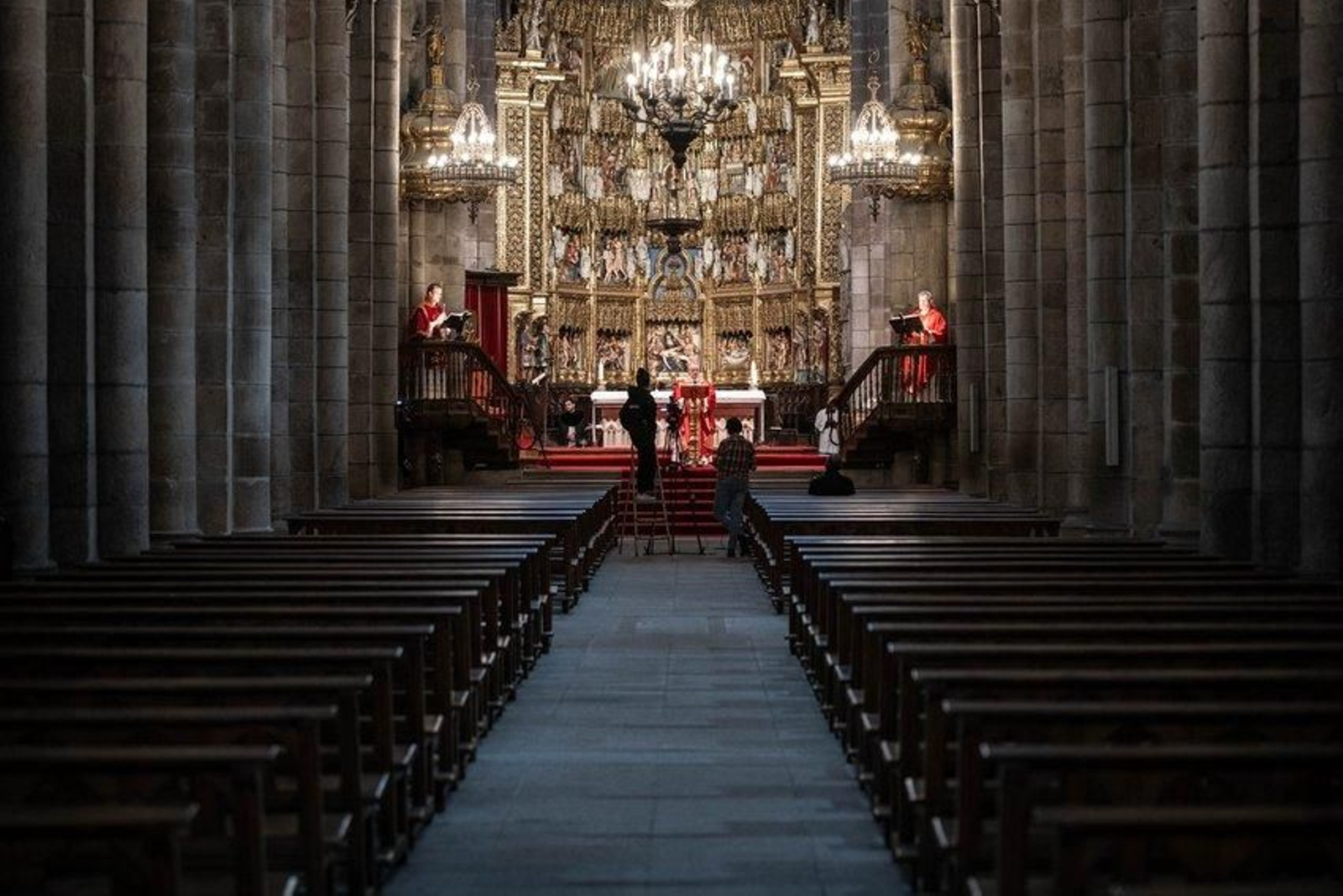 5 de abril. Misa de Domingo de Ramos, oficiada por el obispo de Ourense, Leonardo Lemos y retransmitida en streaming por Telemiño. Foto: Óscar Pinal