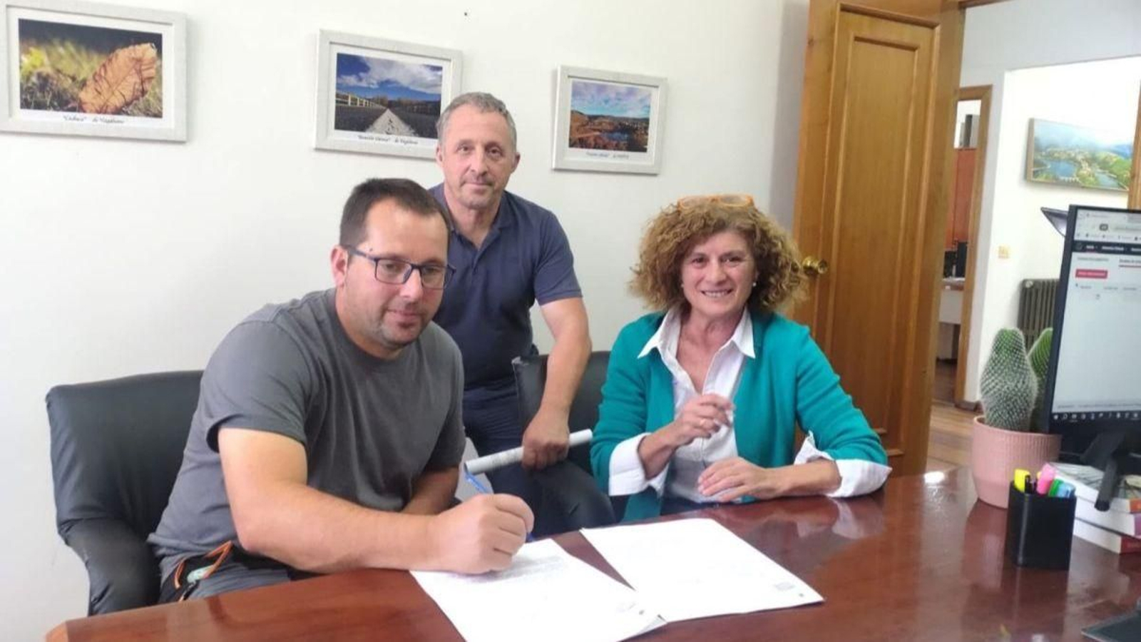 Os novos xerentes do matadoiro municipal xunto a alcaldesa de Viana, Graciela Diéguez.