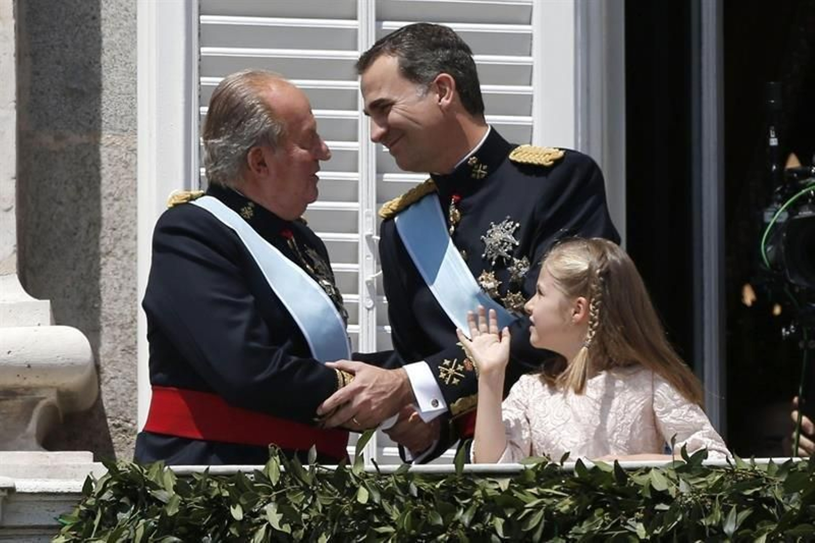 El Rey Felipe VI saluda a su padre, Don Juan Carlos, junto a su hija la Princesa de Asturias Leonor
