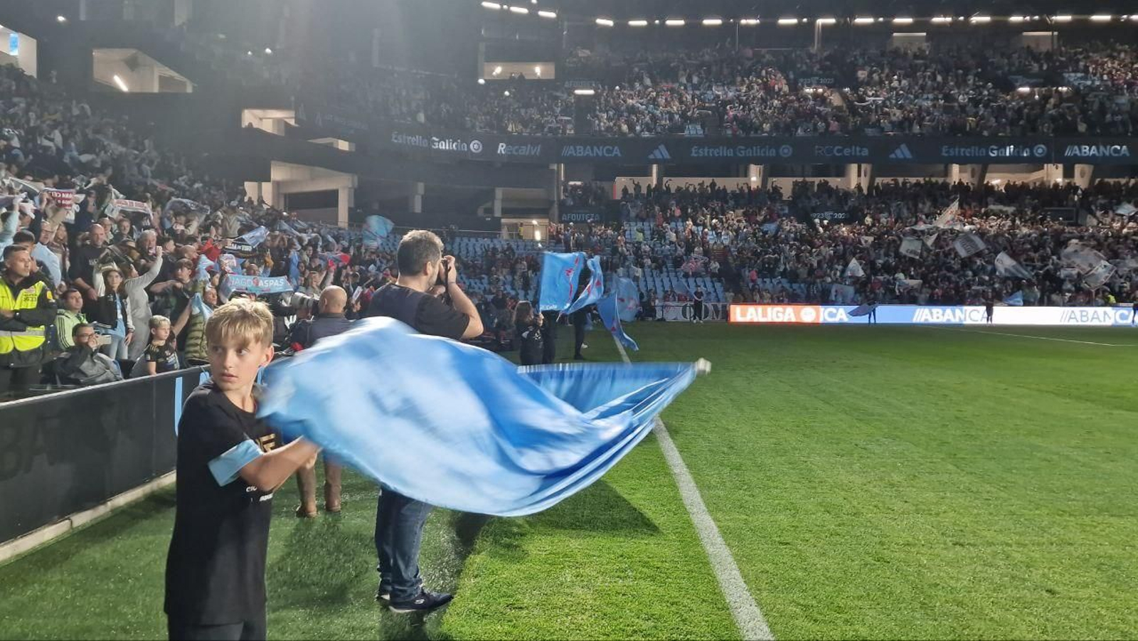 Partido entre el Celta y el Atlético de Madrid. // J.V. Landín