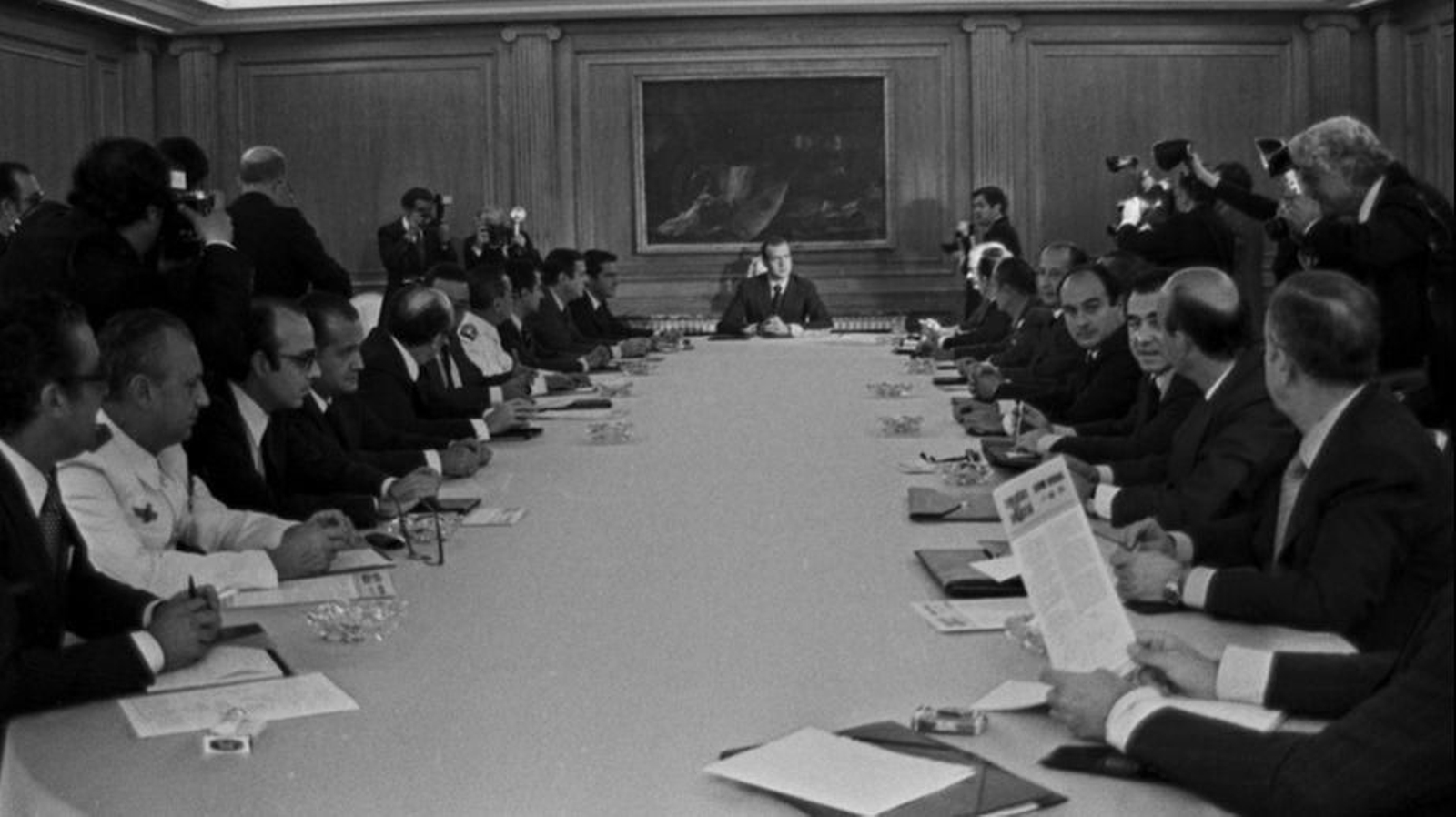 Primer Consejo de Ministros del gobierno de Adolfo Suárez, que presidió el rey Juan Carlos I.