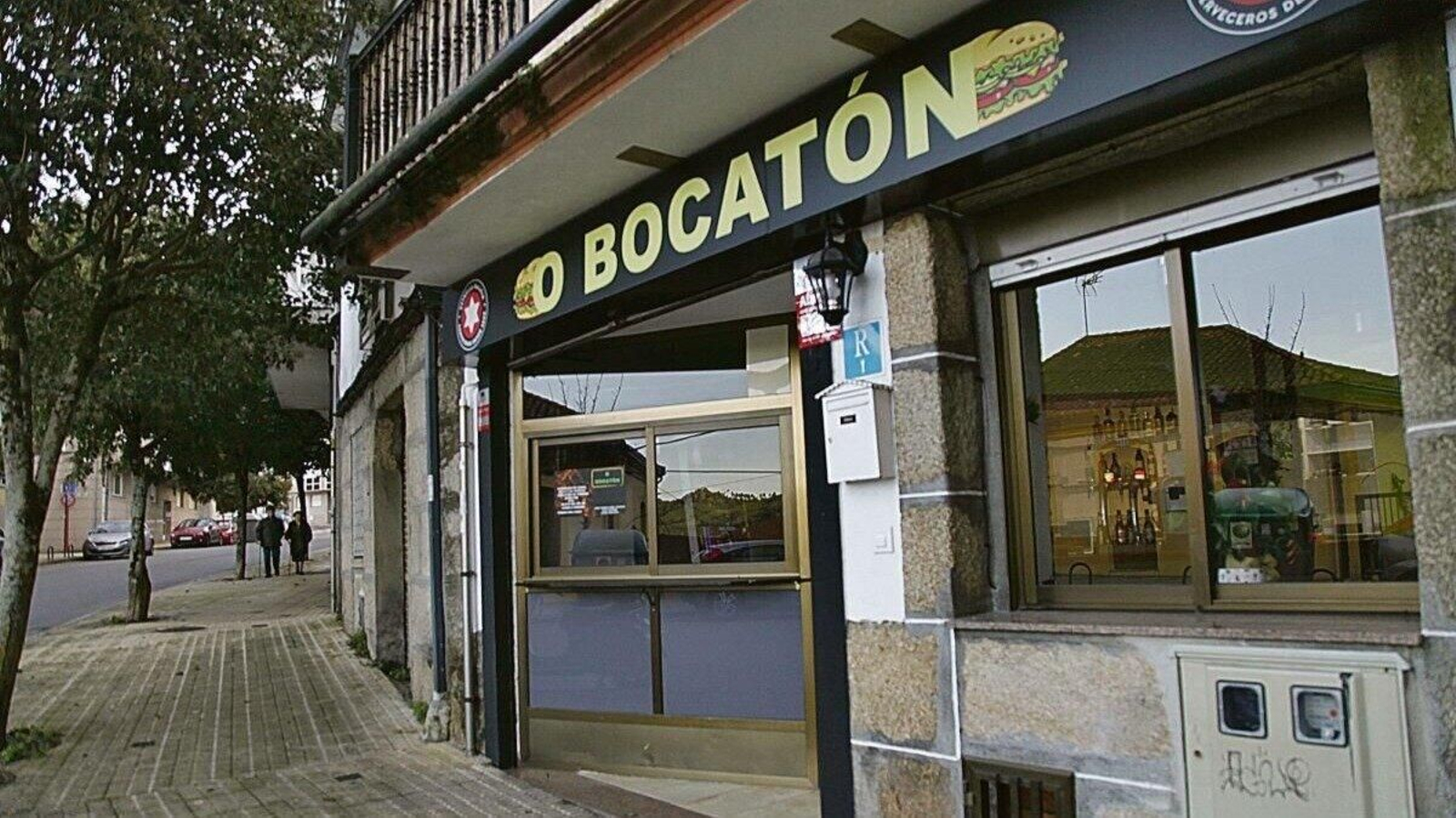 Fachada de O Bocatón, en la avenida de Buenos Aires. | Foto: Miguel Ángel