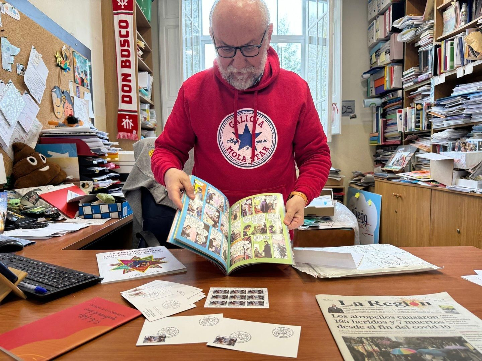 Xulio Iglesias, director de AMENCER, con regalos directos do Vaticano.