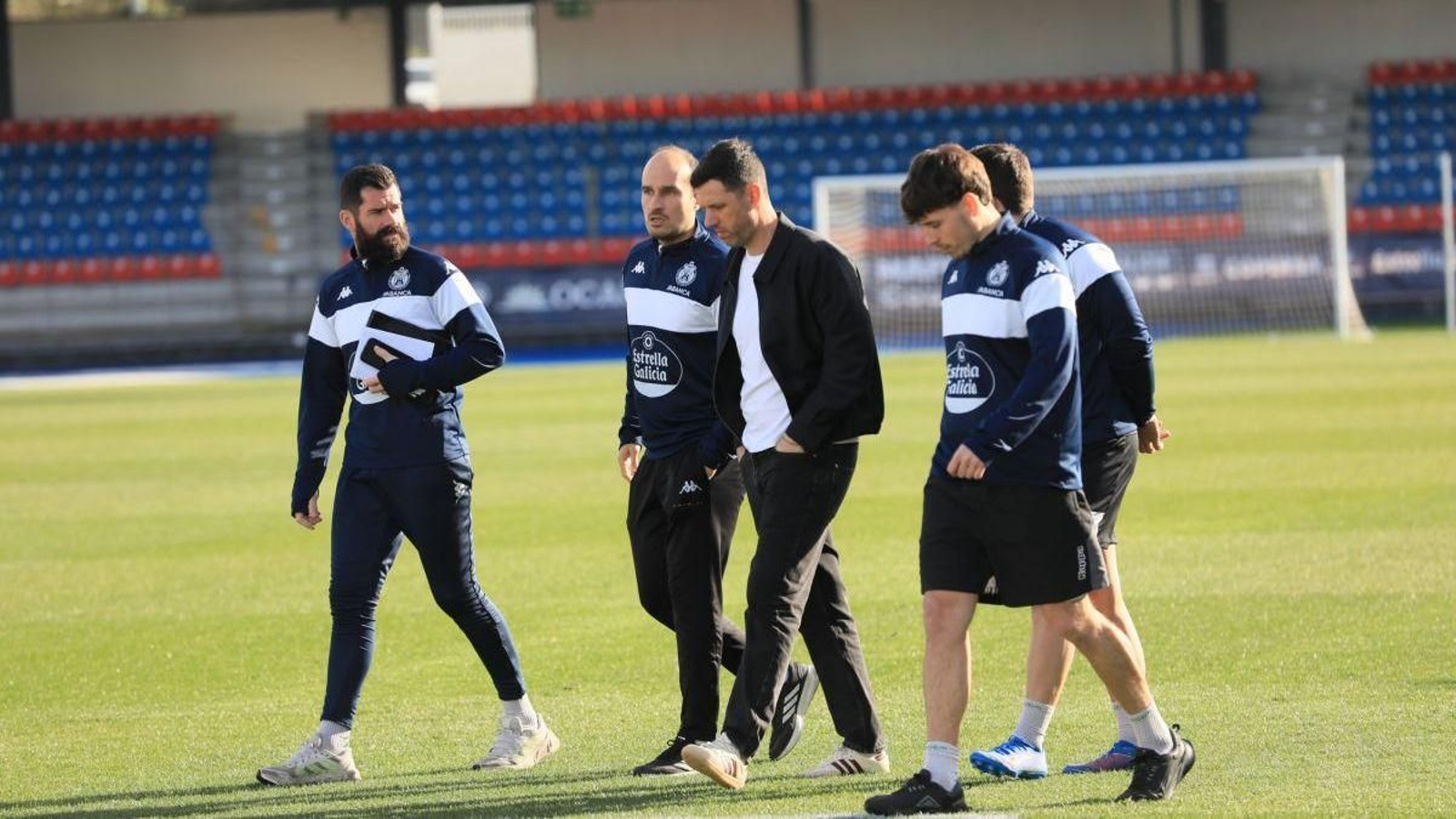 El entrenador Jorge Cuesta (en el medio), nuevo técnico del Ourense CF, en el estadio de O Couto.